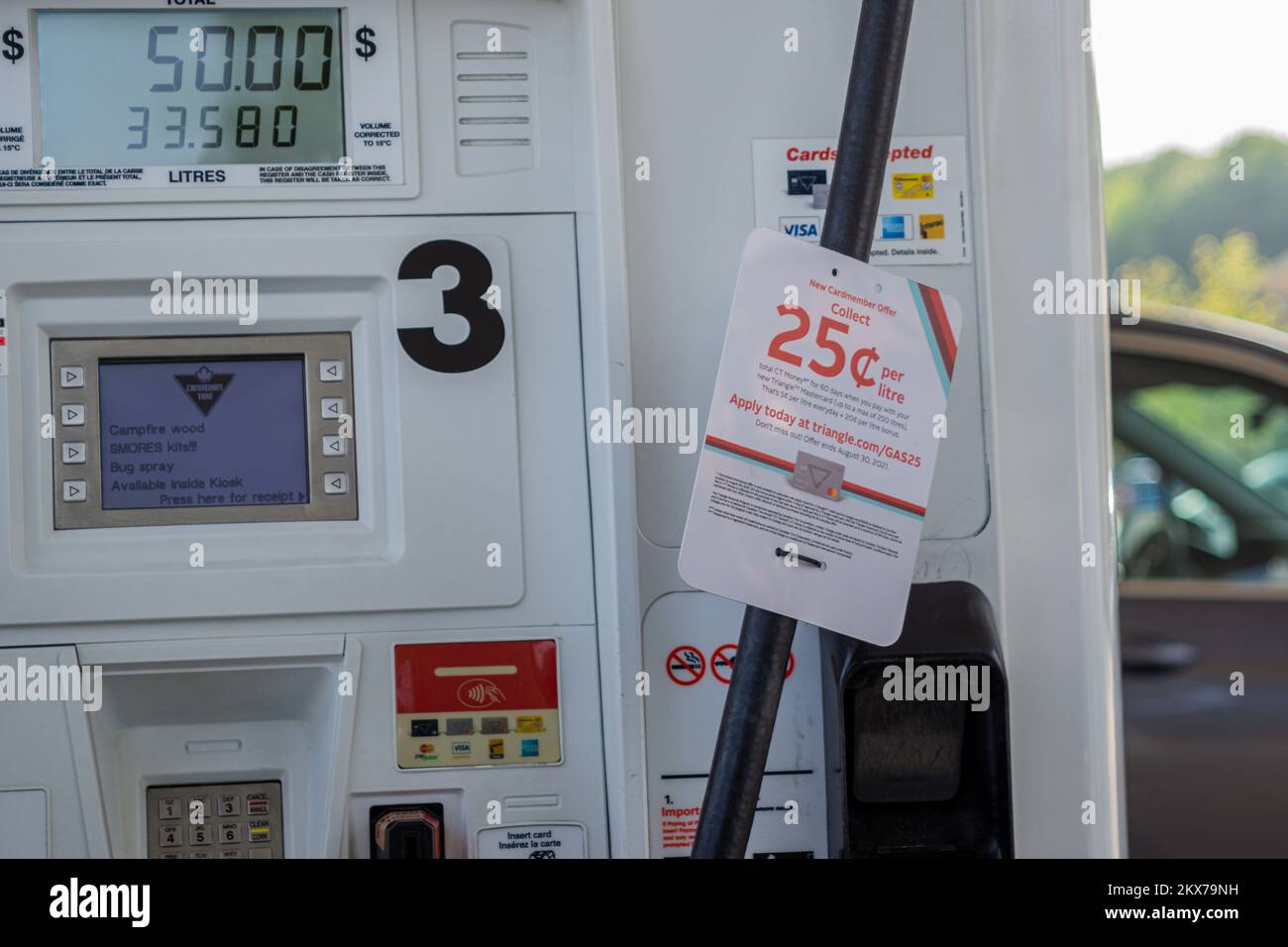 Ontario, Canada, 2021 agosto - Vista di una pompa di benzina self-service Foto Stock