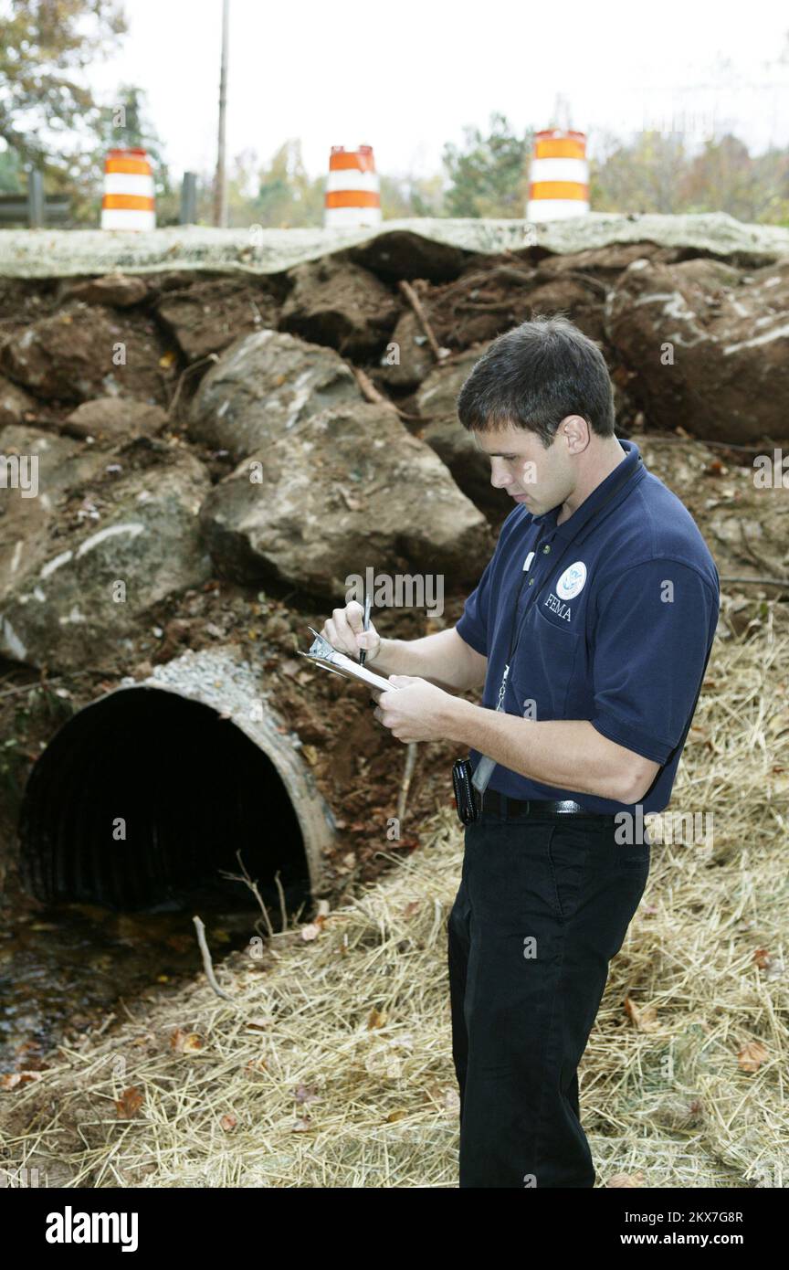 Inondazioni - Atlanta, GA. , 9 novembre 2009 FEMA Public Assistance Specialist Robby Walker esamina le riparazioni effettuate al sistema di scarico del tubo corrugato danneggiato durante la tempesta e l'alluvione gravi nel settembre 2009. La FEMA ha fornito assistenza alla contea di Gwinnett per riparare i danni causati dalla tempesta. . Georgia forti tempeste e inondazioni. Fotografie relative a disastri e programmi, attività e funzionari di gestione delle emergenze Foto Stock