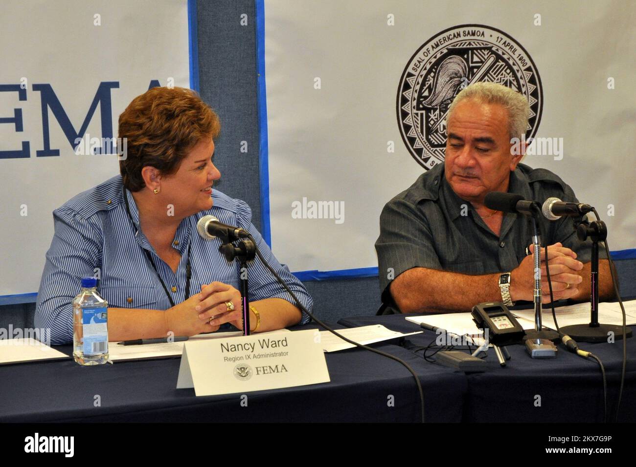 Tsunami - Pago Pago, Samoa Americane, 13 novembre 2009 Nancy Ward, amministratore della Regione IX della FEMA, e Governatore Togiola Tulafono durante una conferenza stampa congiunta che hanno condotto. La signora Ward ha elogiato il rapido lavoro dei Samoani americani per la pulizia dei detriti dopo lo tsunami del 29th settembre, mentre Gov. Tulafono ha ringraziato la FEMA per la sua rapida risposta al disastro. Richard o'Reilly/FEMA. Terremoto delle Samoa Americane, tsunami ed alluvioni. Fotografie relative a disastri e programmi, attività e funzionari di gestione delle emergenze Foto Stock