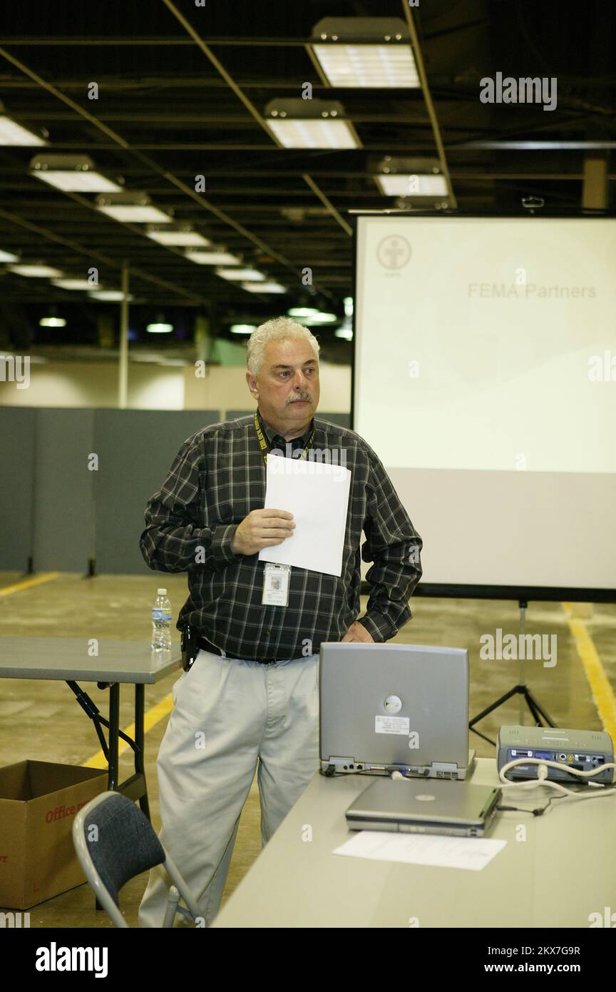 Inondazioni - Atlanta, GA. , 13 novembre 2009 la FEMA ospita il programma Georgia Recovery Tools and Training in connessione con Church World Service, un'organizzazione partner della FEMA. Ken Skalitzky della FEMA si presenta alle organizzazioni di volontariato per prepararle a riprendere il recupero a lungo termine delle comunità della Georgia colpite dalle gravi tempeste e inondazioni del settembre 2009. David fine/FEMA. Georgia forti tempeste e inondazioni. Fotografie relative a disastri e programmi, attività e funzionari di gestione delle emergenze Foto Stock