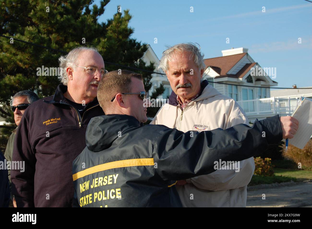 Grave tempesta - Ocean City, N. J. , 17 novembre 2009 Frank McCall (Coordinatore OEM della contea di Cape May), Trooper Bill Craney (NJSP-OEM) e John Sadowski (FEMA) esaminano i danni dalla depressione tropicale Ida e Nor'easter. Elissa Jun/FEMA. New Jersey gravi tempeste e inondazioni associate con la depressione tropicale Ida e un Nor'easter. Fotografie relative a disastri e programmi, attività e funzionari di gestione delle emergenze Foto Stock Grave tempesta - Ocean City, N. J. , 17 novembre 2009 Frank McCall (Coordinatore OEM della contea di Cape May), Trooper Bill Craney (NJSP-OEM) e John Sadowski (FEMA) esaminano i danni dalla depressione tropicale Ida e Nor'easter. Elissa Jun/FEMA. New Jersey gravi tempeste e inondazioni associate con la depressione tropicale Ida e un Nor'easter. Fotografie relative a disastri e programmi, attività e funzionari di gestione delle emergenze Foto Stock