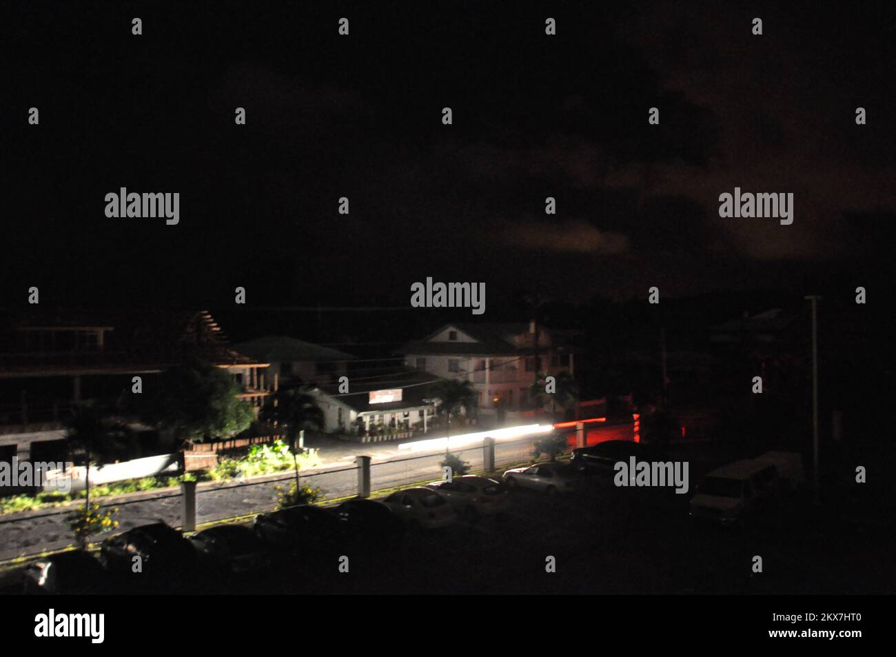 Terremoto alluvione Tsunami - Pago Pago, Samoa Americane, 20 novembre 2009 Un passaggio auto luci parte di una grande area del sud-ovest isola di Tutuila, tra cui il Joint Field Office per il disastro 1859, che è stato senza elettricità per 55 minuti all'inizio di Venerdì. L'interruzione programmata ha interessato anche l'aeroporto, ma è stato programmato per verificarsi dopo la partenza del volo bisettimanale per Honolulu. Lo spegnimento ha consentito di riconfigurare i circuiti per i nuovi generatori installati come parte della ripresa delle Samoa Americane dal terremoto, tsunami e inondazioni del 29 settembre 2009. Richard o'Reilly/FEMA. Fotog Foto Stock
