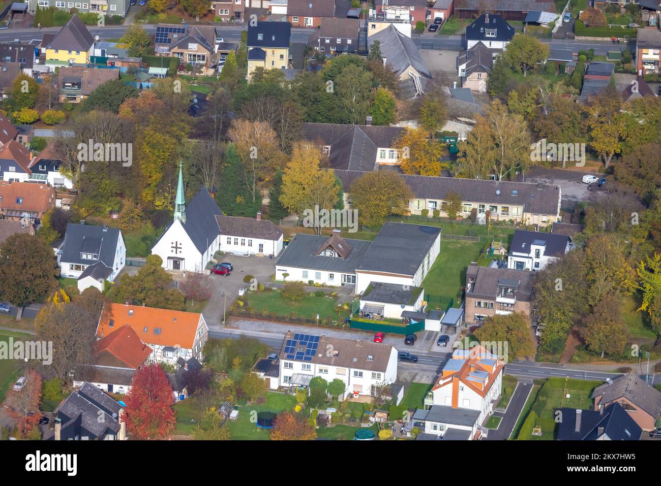 Vista aerea, Evang. Auferstehungskirche e Casa Martin Luther a Weddinghofen, Bergkamen, Ruhr, Renania settentrionale-Vestfalia, Germania, Sito di culto, Foto Stock