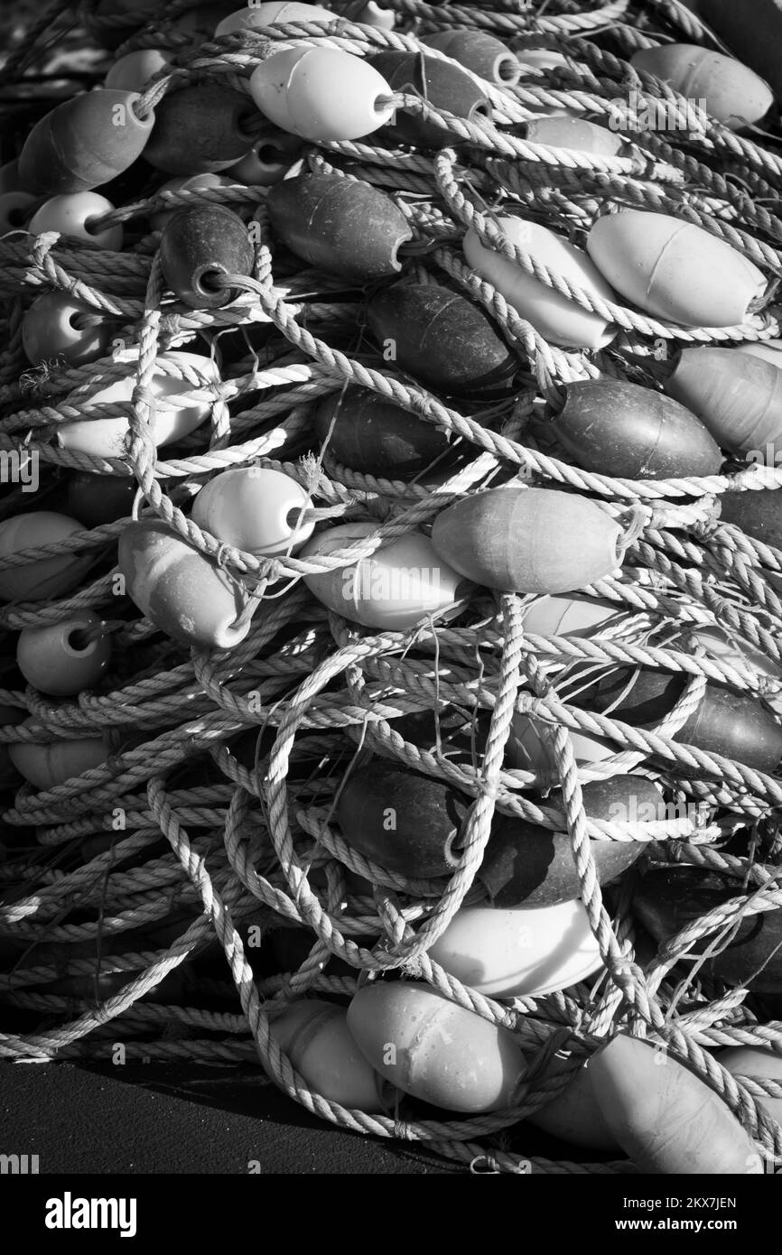 Corde di nylon con boe da reti da pesca in un mucchio sul lungomare di pesca port.fotografia in bianco e nero. Foto Stock