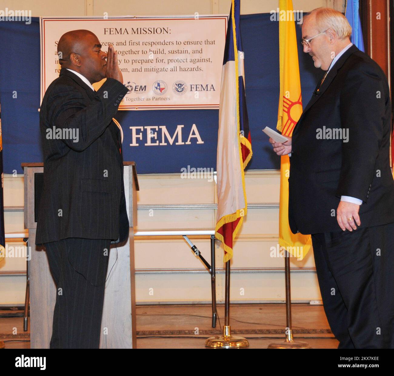 Pianificazione di emergenza e sicurezza - Denton, Texas, 16 dicembre 2009 Amministratore FEMA W. Craig Fugate amministra il giuramento di ufficio all'amministratore regionale della Regione VI FEMA Tony Russell. Earl Armstrong/FEMA. Fotografie relative a disastri e programmi, attività e funzionari di gestione delle emergenze Foto Stock