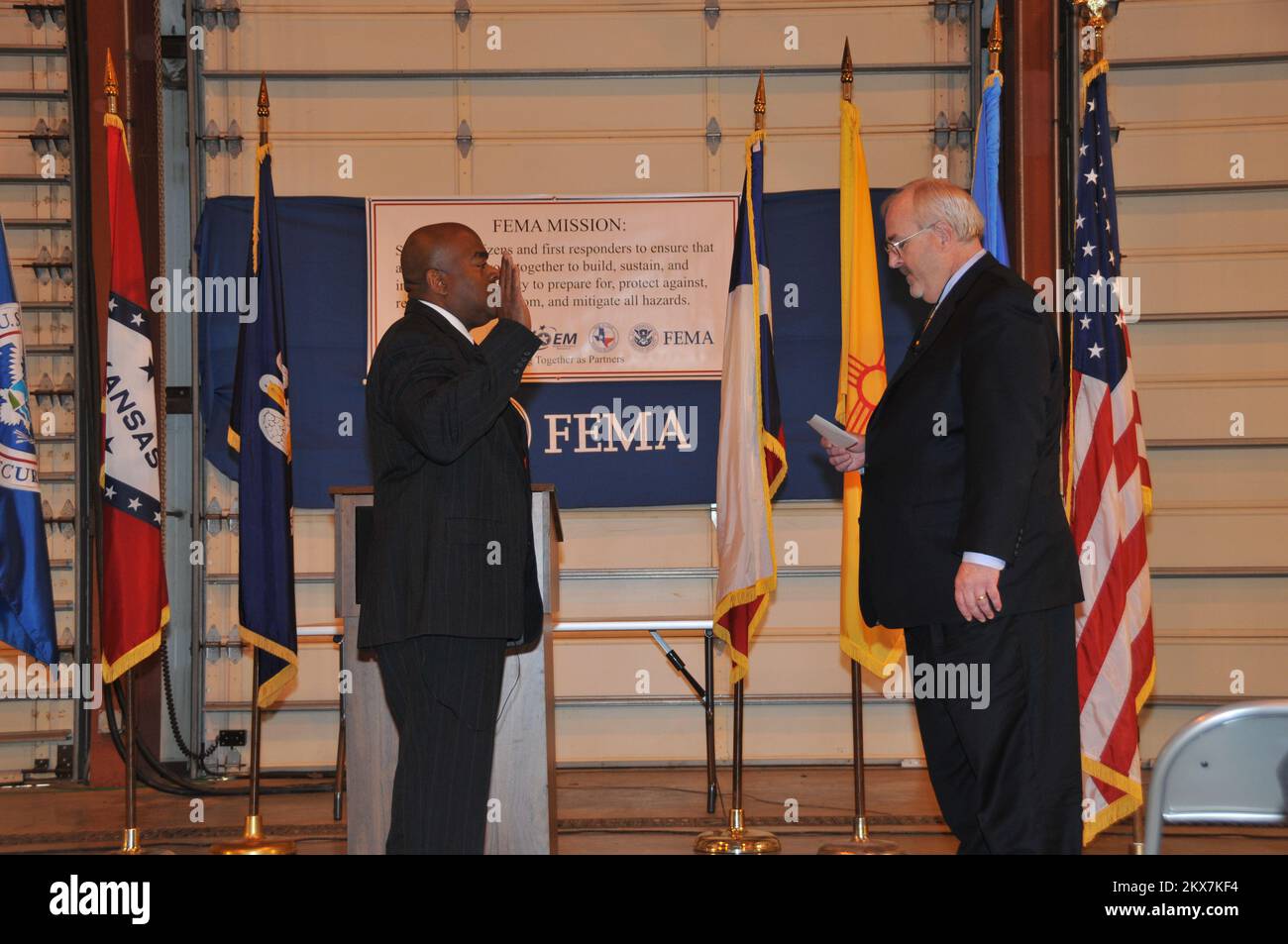 Pianificazione di emergenza e sicurezza - Denton, Texas, 16 dicembre 2009 Incoming FEMA Region VI Regional Administrator Tony Russell è giurato da FEMA Administrator W. Craig Fugate. Earl Armstrong/FEMA. Fotografie relative a disastri e programmi, attività e funzionari di gestione delle emergenze Foto Stock