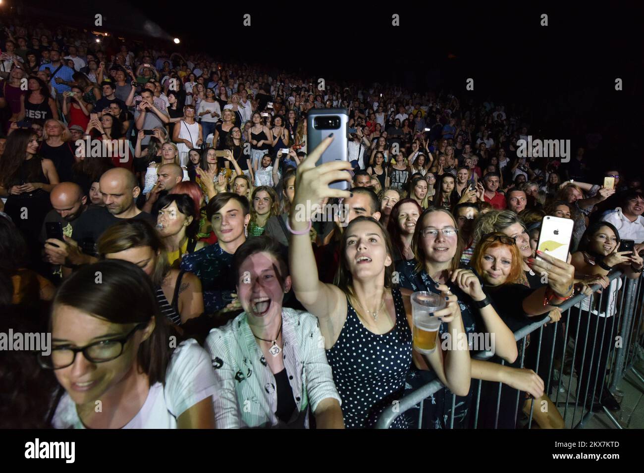 25.07.2018., Sibenik - la famosa cantante e cantautrice americana Laura Pergolizzi ha tenuto un concerto presso la Fortezza di San Mihovil Foto: Hrvoje Jelavic/PIXSELL Foto Stock