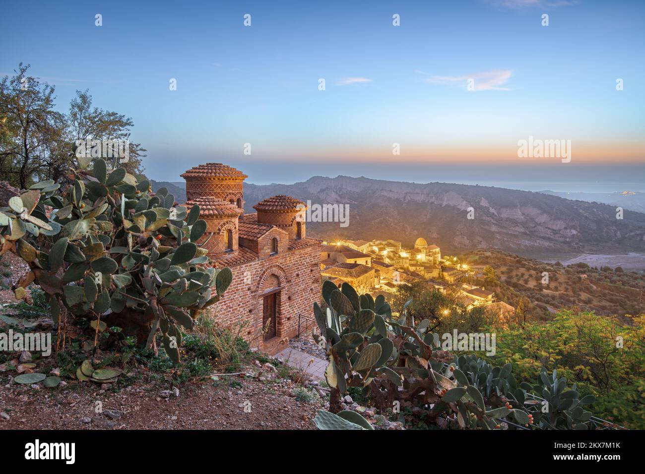 Stilo, Italia con la Chiesa Bizantina al tramonto. Foto Stock