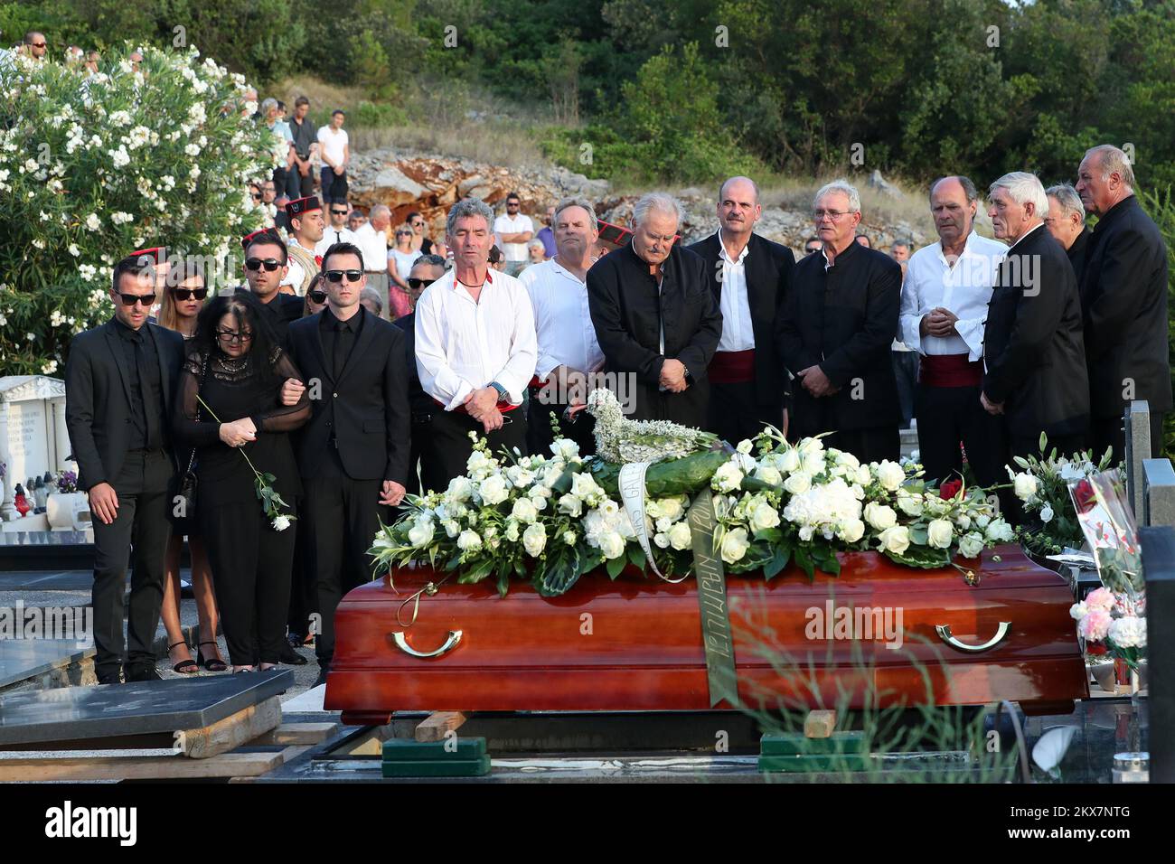 01.08.2018., vela Luka, Croazia - Famiglia, amici, soci e tifosi al funerale dell'adorato cantante popolare croato Oliver Dragojevic ha dato il suo aiuto alla St. Roch cimitero nella sua città natale vela Luka sull'isola di Korcula. Foto Stock