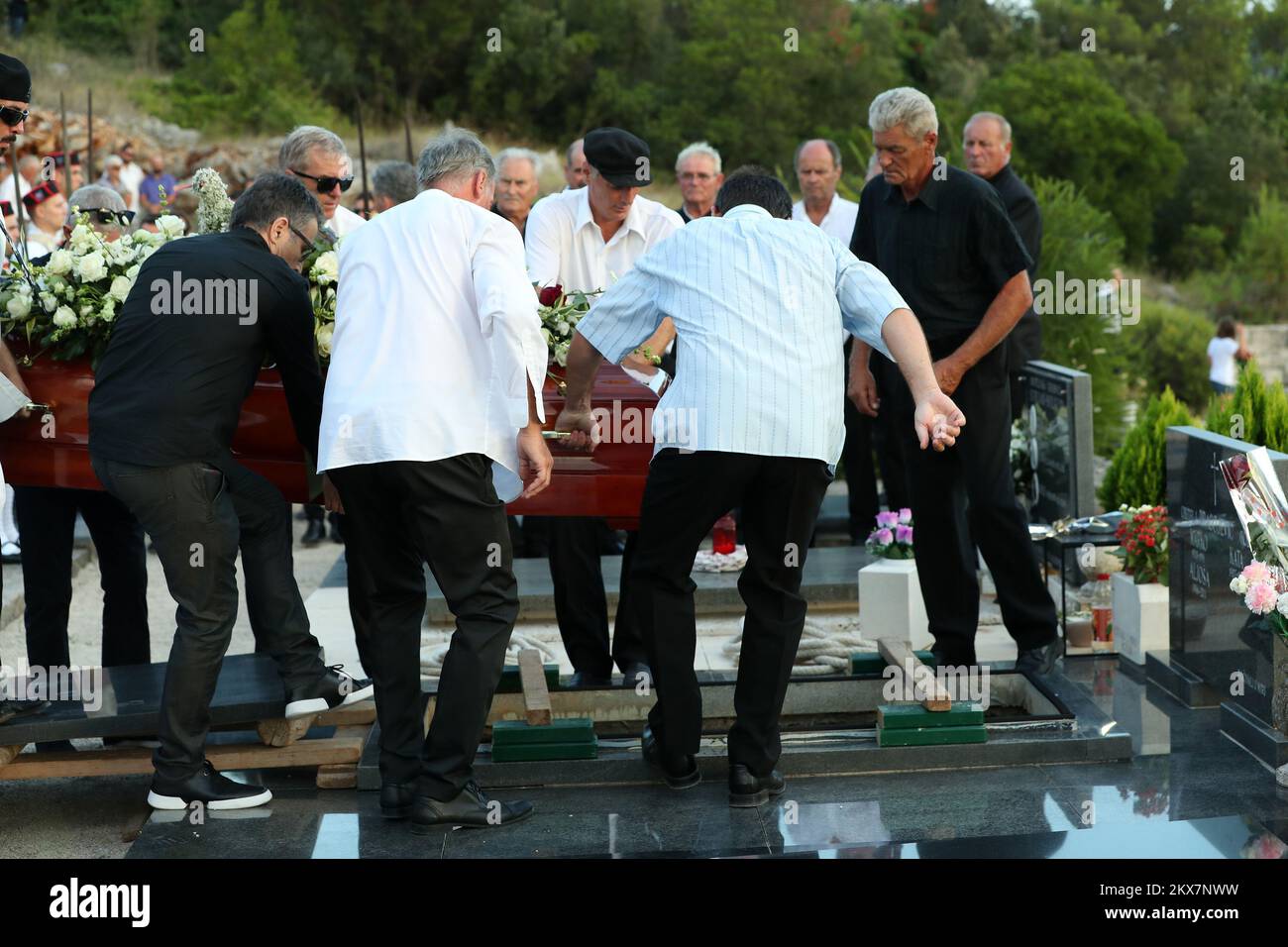 01.08.2018., vela Luka, Croazia - Famiglia, amici, soci e tifosi al funerale dell'adorato cantante popolare croato Oliver Dragojevic ha dato il suo aiuto alla St. Roch cimitero nella sua città natale vela Luka sull'isola di Korcula. Foto Stock