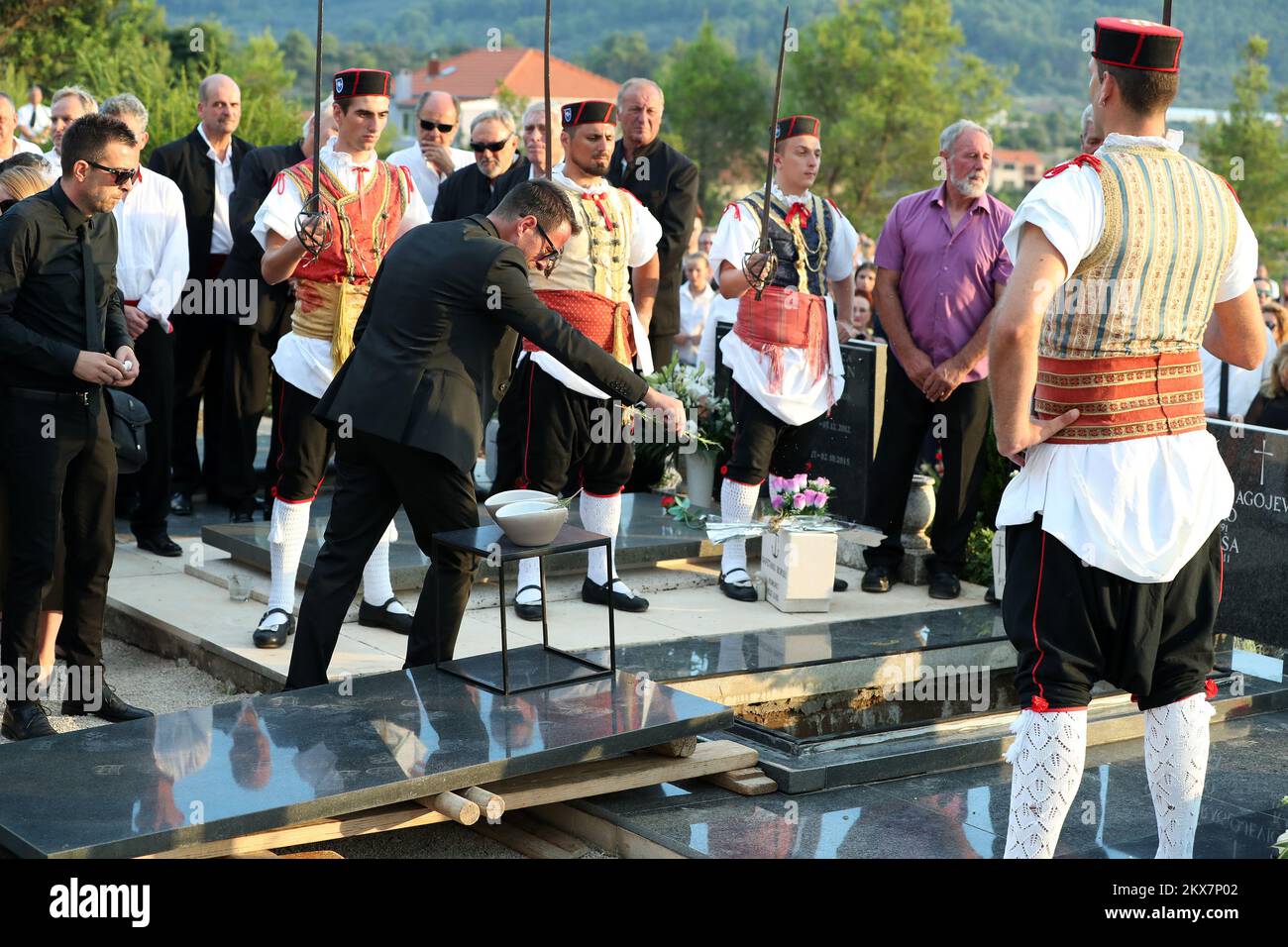 01.08.2018., vela Luka, Croazia - Famiglia, amici, soci e tifosi al funerale dell'adorato cantante popolare croato Oliver Dragojevic ha dato il suo aiuto alla St. Roch cimitero nella sua città natale vela Luka sull'isola di Korcula. Foto Stock