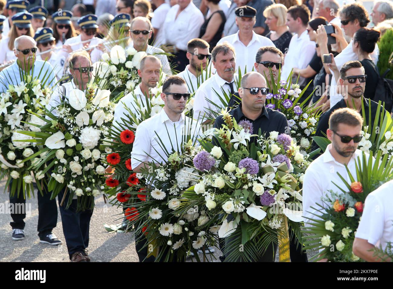 01.08.2018., vela Luka, Croazia - Famiglia, amici, soci e tifosi al funerale dell'adorato cantante popolare croato Oliver Dragojevic ha dato il suo aiuto alla St. Roch cimitero nella sua città natale vela Luka sull'isola di Korcula. Foto Stock