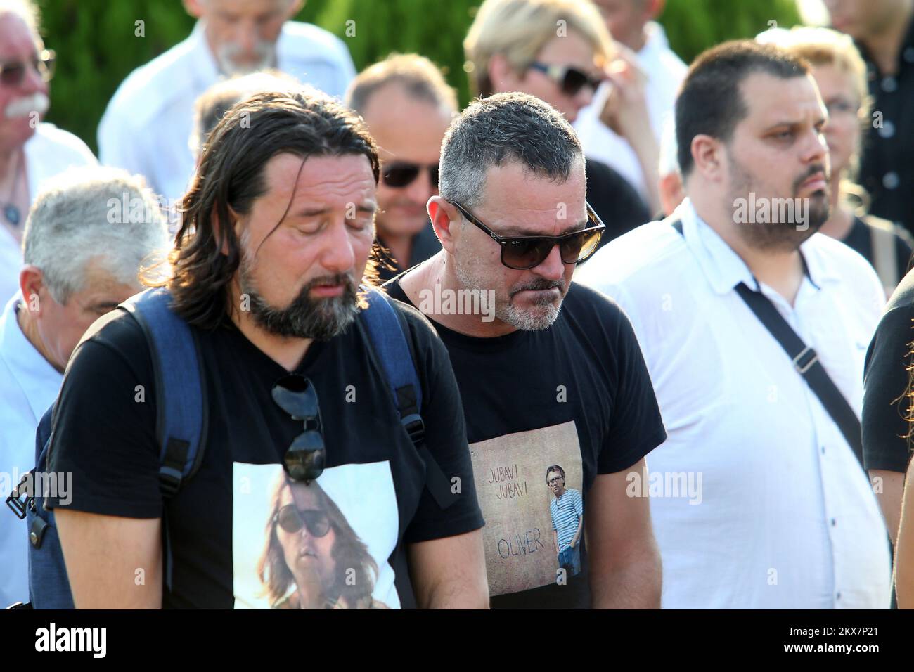 01.08.2018., vela Luka, Croazia - Famiglia, amici, soci e tifosi al funerale dell'adorato cantante popolare croato Oliver Dragojevic ha dato il suo aiuto alla St. Roch cimitero nella sua città natale vela Luka sull'isola di Korcula. Foto Stock