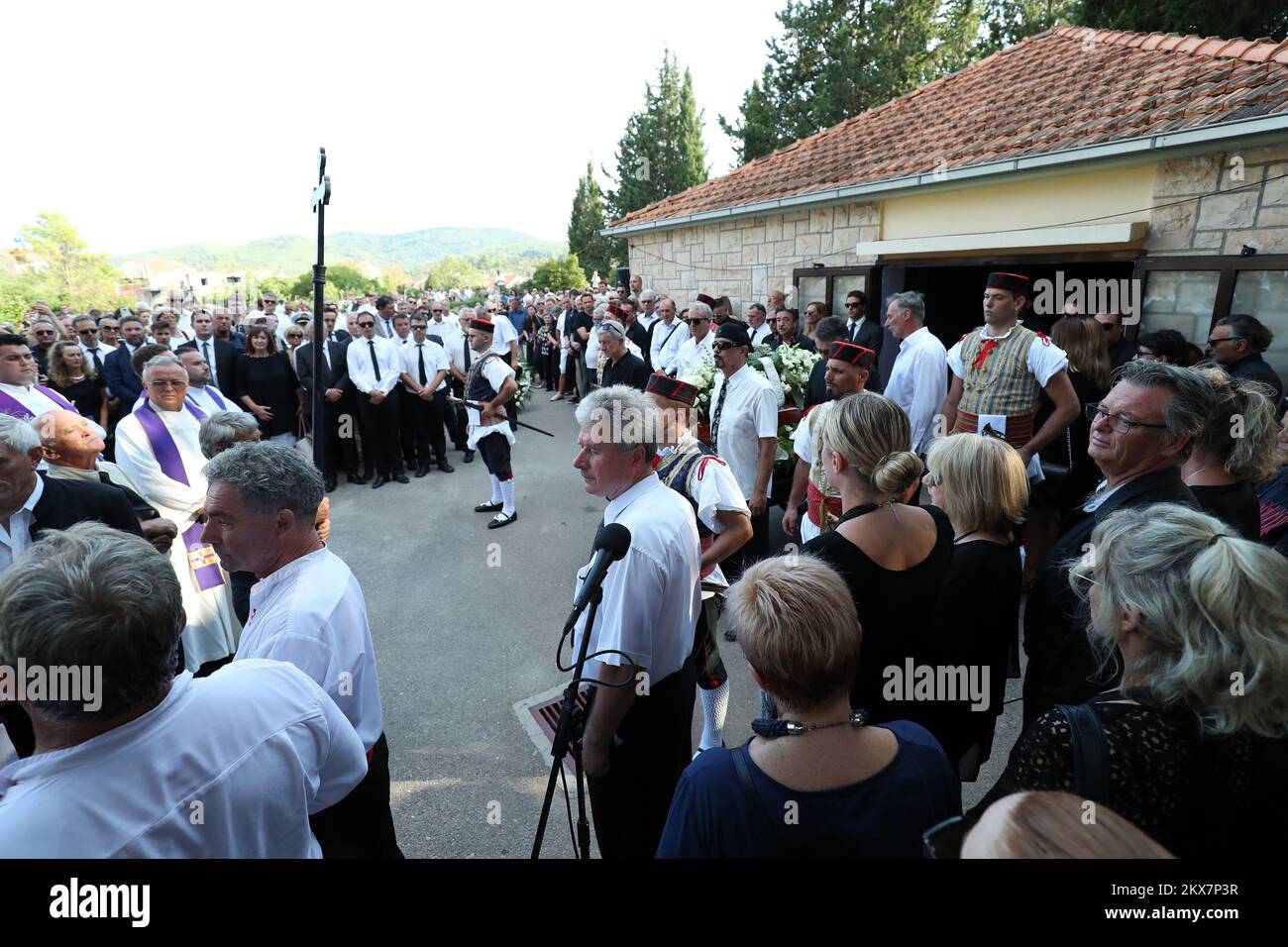 01.08.2018., vela Luka, Croazia - Famiglia, amici, soci e tifosi al funerale dell'adorato cantante popolare croato Oliver Dragojevic ha dato il suo aiuto alla St. Roch cimitero nella sua città natale vela Luka sull'isola di Korcula. Foto Stock