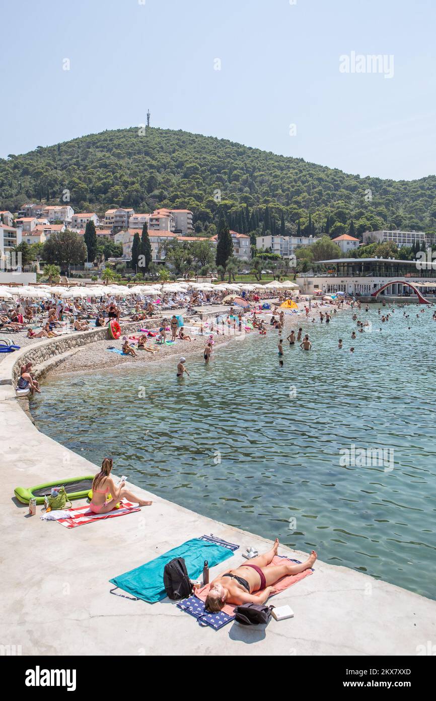 09.08.2018.,Dubrovnik, Croazia - Sunset Beach Dubrovnik. A soli 2,5 chilometri di distanza dalla città vecchia di Dubrovnik, scoprirete il paradiso delle vacanze che stavate sognando. Con un ambiente perfetto nella baia di Uvala Lapad, con la spiaggia più grande di Dubrovnik, il nostro moderno e di recente costruzione resort sulla spiaggia Sunset Beach Dubrovnik è uno dei luoghi più attraenti di Dubrovnik, sia per i turisti che per la gente del posto. Sunset Beach Dubrovnik offre una grande varietà di servizi e servizi essenziali per una vacanza completamente rilassante e indimenticabile. Foto: Grgo Jelavic/PIXSELL Foto Stock