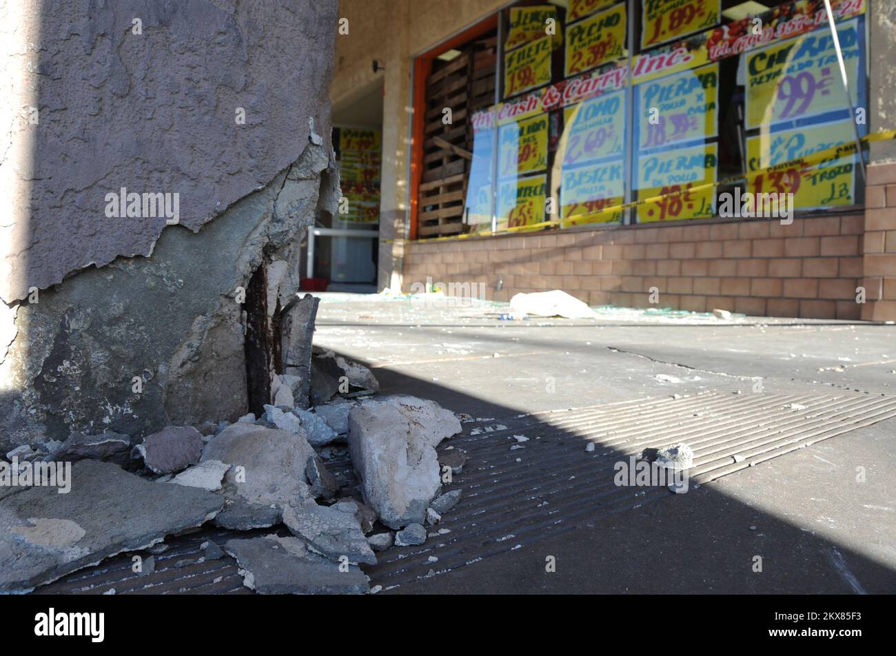 Terremoto - Calexico, Calif. , 7 aprile 2010 Una grandezza 7. Il terremoto del 2 ha colpito la città la domenica di Pasqua lasciando molte strutture, strade ed edifici pubblici chiusi. Questo mercato ha subito gravi danni alla struttura degli edifici, alle finestre e alle porte in vetro. Adam DuBrowa/FEMA. Fotografie relative a disastri e programmi, attività e funzionari di gestione delle emergenze Foto Stock