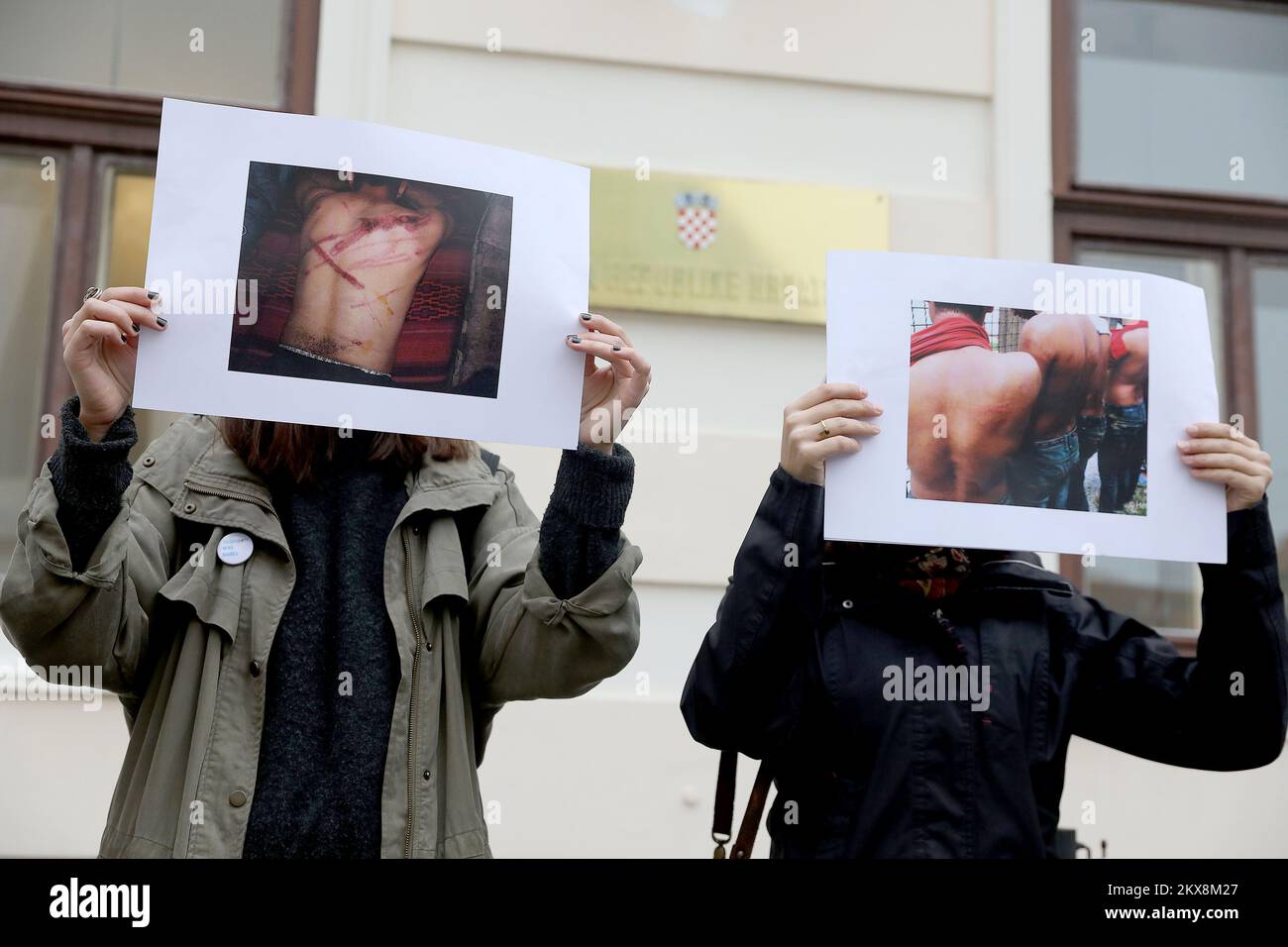 02.10.2018., Zagabria, Croazia - quale modo migliore per sottolineare la Giornata internazionale della nonviolenza, poi con la conferenza stampa in cui gli attivisti dell'iniziativa 'Benvenuti' hanno diffuso la consapevolezza della violenza dei rifugiati che sta accadendo ai confini della Croazia. La conferenza stampa si è tenuta sulla St La Squre di Mark. Foto: Patrik Macek/PIXSELL Foto Stock