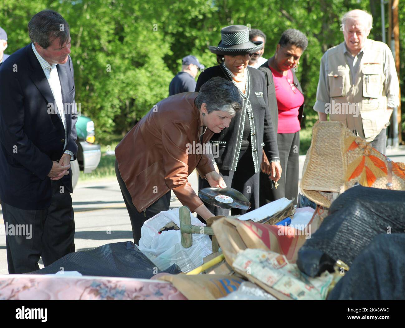 Inondazione grave Storm - Nashville, Tenn , 8 maggio 2010 il Segretario Janet Napolitano cammina West Hamilton Ave a Bordeaux (Nashville) per esaminare i danni da tempesta e visitare con i sopravvissuti alle inondazioni. La FEMA sta rispondendo a gravi tempeste e alluvioni che hanno danneggiato o distrutto migliaia di case in tutto il Tennessee nel maggio 2010. David fine/FEMA. Tennessee gravi tempeste, inondazioni, venti in linea retta, e tornado. Fotografie relative a disastri e programmi, attività e funzionari di gestione delle emergenze Foto Stock