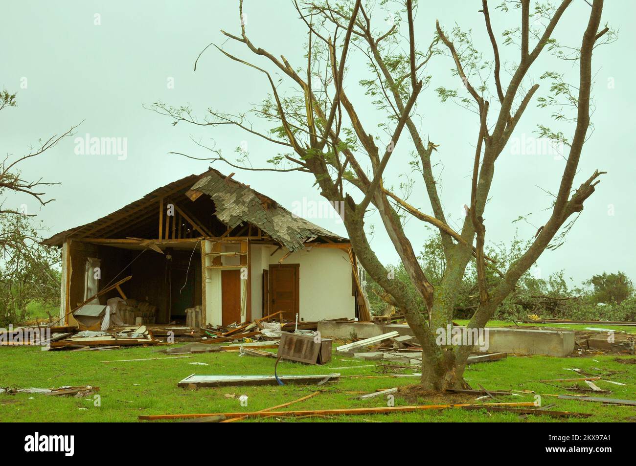 Grave tempesta Tornado - Tecumseh, Okla. , 13 maggio 2010 né oggetti fatti dall'uomo né naurali furono risparmiati dalle devastanti forze di un tornado che colpì questa zona il 10 maggio. L'Oklahoma centrale e orientale, dal Kansas ai confini del Texas, ha sperimentato 22 tornado confermati, che hanno colpito diversi F3 e due F4 twisters, quel giorno. FEMA . Oklahoma gravi tempeste, tornado e venti in linea retta. Fotografie relative a disastri e programmi, attività e funzionari di gestione delle emergenze Foto Stock