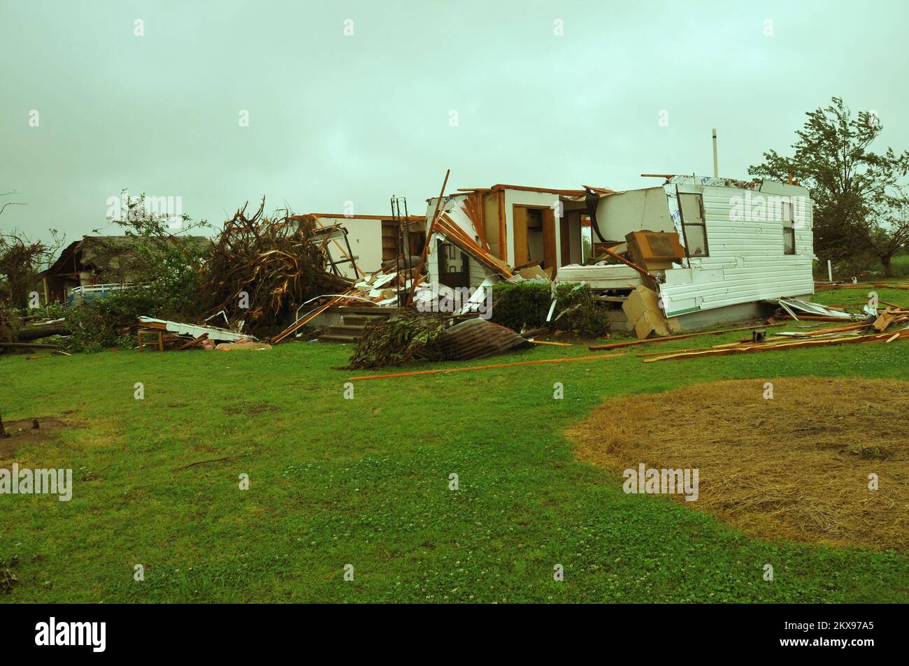 Grave tempesta Tornado - Tecumseh, Okla. , 13 maggio 2010 Una casa di paese è distrutta da uno dei 22 tornado confermati che ha colpito la metà orientale dell'Oklahoma il 10 maggio. Ci sono stati diversi F3 e due tornado F4 generato dall'epidemia. FEMA . Oklahoma gravi tempeste, tornado e venti in linea retta. Fotografie relative a disastri e programmi, attività e funzionari di gestione delle emergenze Foto Stock