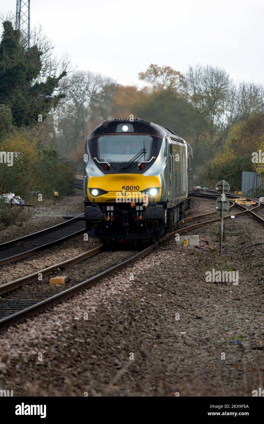 Chiltern Railways classe 68 locomotiva diesel che tira un servizio di linea principale vicino alla stazione di Hatton, Warwickshire, Regno Unito Foto Stock