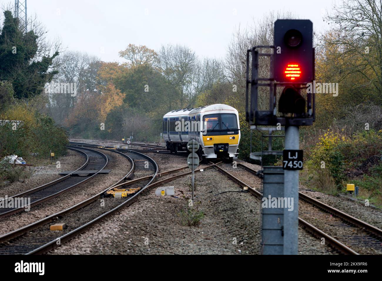 Un servizio di Chiltern Railways per Stratford-upon-Avon si avvicina alla stazione di Hatton, Warwickshire, Regno Unito Foto Stock