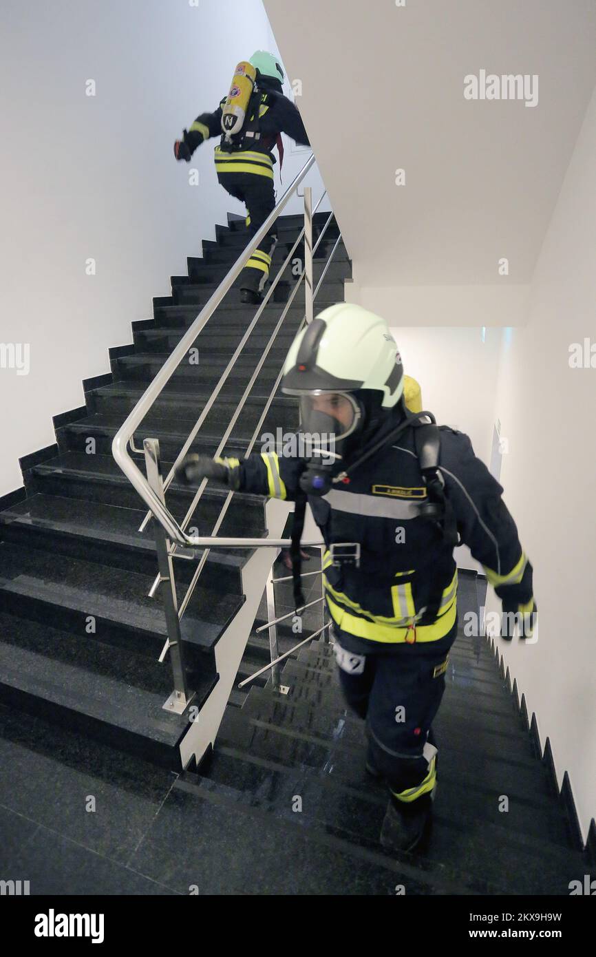 01.12.2018., Zagabria, Croazia - tradizionalmente i vigili del fuoco umanitari corsa al 31st ° piano con 666 stairs.Fundraising sfida vigili del fuoco è organizzato da Zagreb Vigili del fuoco. Coerentemente con il suo carattere umanitario ogni tassa d'ingresso è una donazione benefica all'Associazione dei genitori di bambini con le disabilità più gravi „i colibrì“. Foto: Tomislav Miletic/PIXSELL Foto Stock