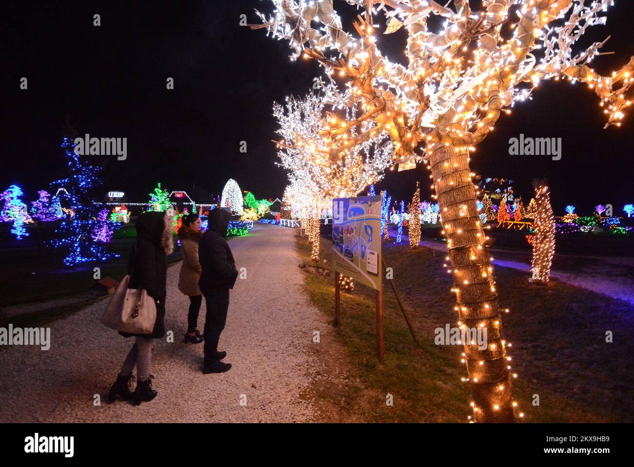 30.11.2018., Cazma, Grabovnica, Croazia - le luci sono poste su piante, case di legno, ponti e altri oggetti sulla proprietà, creando una splendida oasi di luce e un'atmosfera unica. Molte lampade sono disposte per creare alcune forme, come saune leggere, motoslitte, bancarelle, ecc. la storia natalizia della famiglia Salaj del 17th ha aperto le sue porte oggi e si protrarrà fino al 13 gennaio 2019. Gli orari di lavoro sono tutti i giorni dalle 3:00:10:00 alle 22:00, compresi i fine settimana e i giorni festivi. Foto: Damir Spehar/PIXSELL Foto Stock