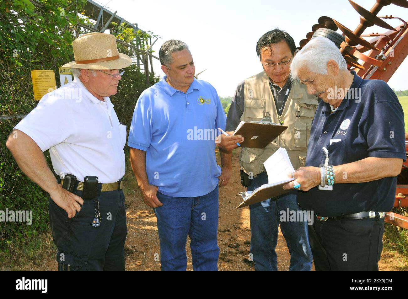 Severo Storm Tornado - Newcastle, Okla. , 26 maggio 2010 membri di un team di valutazione preliminare dei danni PDA, (da sinistra a destra) - ed Cravens, responsabile di emergenza della contea di McClain; Sam Talamantez con l'Oklahoma Office of Emergency Management (OEM); Kevin Williams, leader dell'equipaggio dell'assistenza pubblica dell'area sud-orientale OEM e Ron Crow, un funzionario dell'assistenza pubblica della FEMA, verificano che sia stata concordata un'ispezione dei danni appena completata. Diversi team di PDA stanno indagando sulle perdite causate alle infrastrutture pubbliche dai 22 tornado confermati che hanno spazzato la metà orientale dello stato il 10 maggio. FEMA . Oklahoma, se Foto Stock