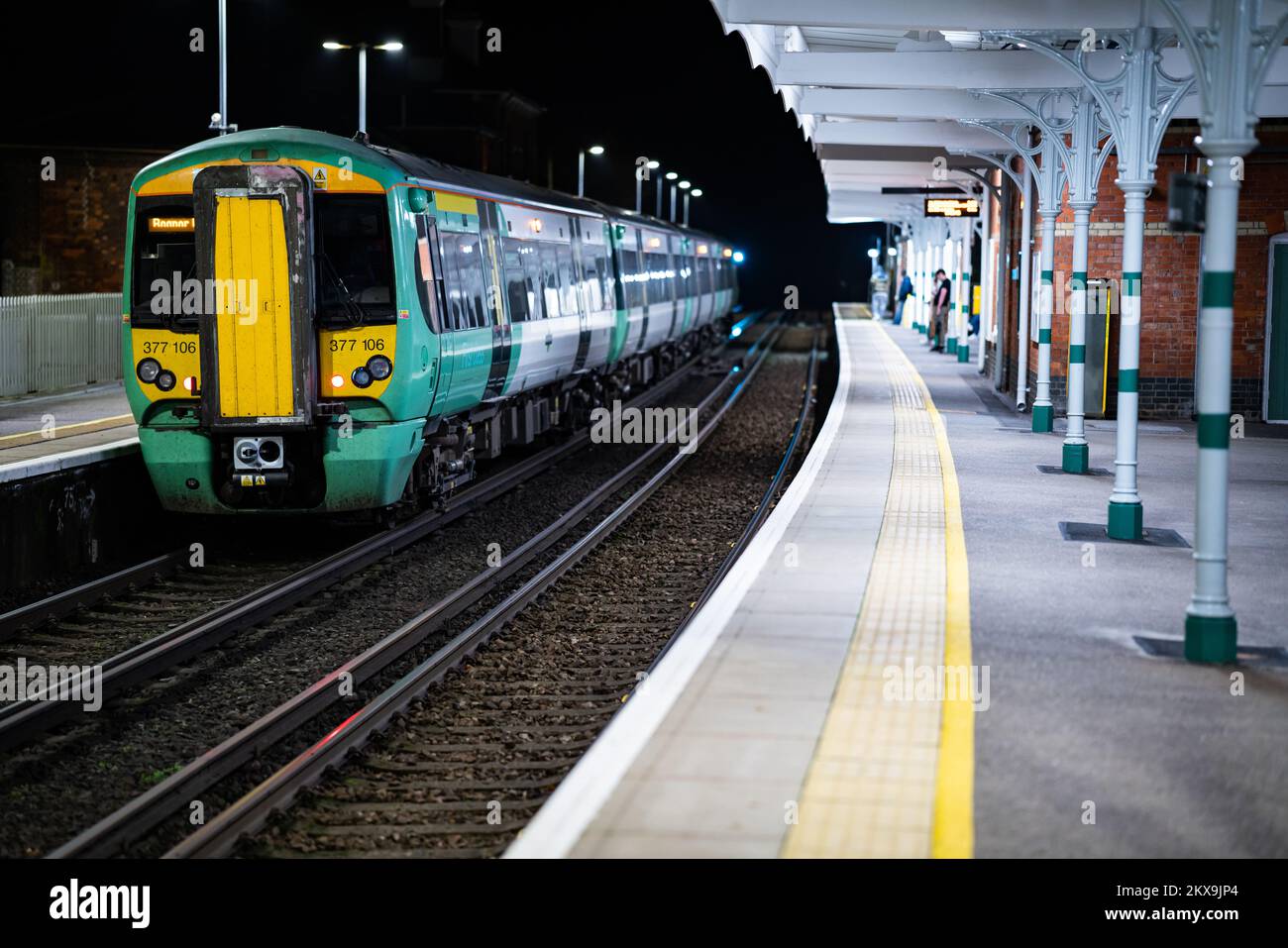 Scena notturna alla piccola stazione ferroviaria rurale a West Sussex, Inghilterra. REGNO UNITO Foto Stock