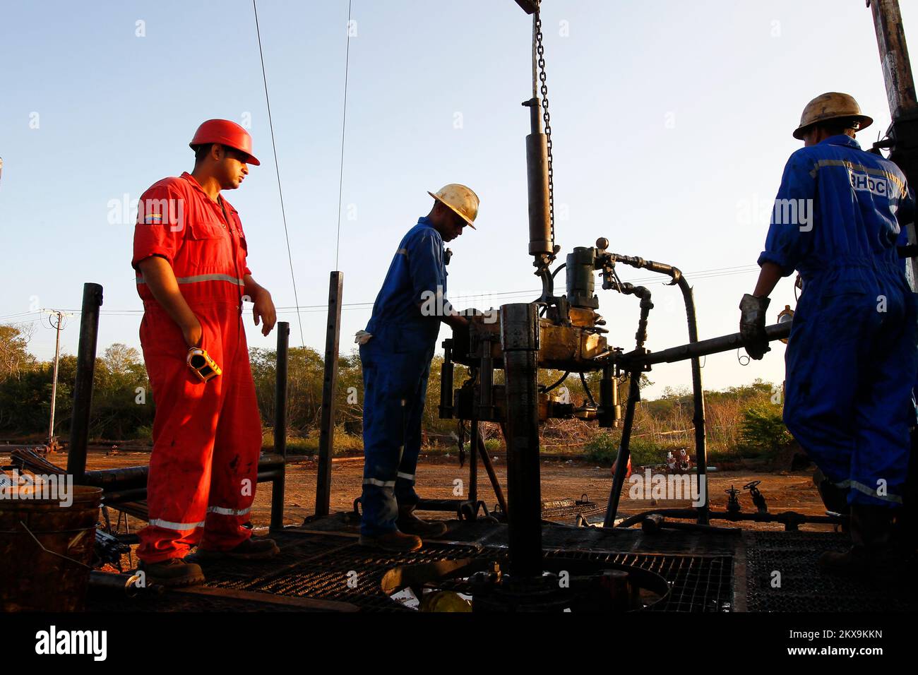 I lavoratori della compagnia petrolifera statale del Venezuela, perforano un pozzo grezzo in un giacimento petrolifero. © JOSE ISAAC BULA URRUTIA. Foto Stock