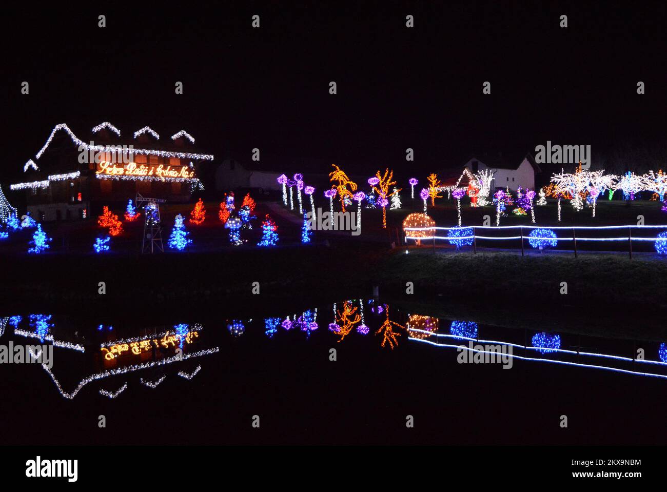 6.12.2018., Grabovnica - i più grandi presepi di natale in Croazia si trovano a Grabovnica, presso la tenuta di famiglia Salaj, a soli 60km km a est da Zagabria. Quindici anni fa la famiglia Salaj ha iniziato a decorare la propria tenuta di 60 000 m2 con luci Christamas. Il primo anno hanno messo 70 mila luci. Con ogni anno il numero di luci di decorazione è cresciuto più grande, e quest'anno ci sono 4 milioni di luci di natale. I lavori di decorazione iniziano tre mesi prima del giorno di apertura e circa 6 persone lavorano nella tenuta di Salaj per rendere viva la magia. Foto: Damir Spehar/PIXSELL Foto Stock