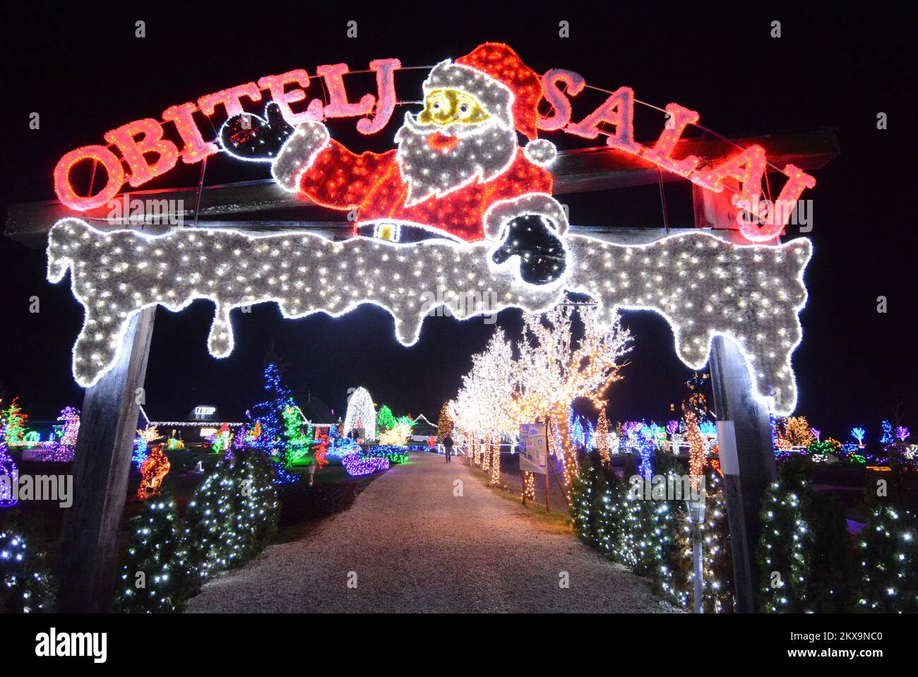 6.12.2018., Grabovnica - i più grandi presepi di natale in Croazia si trovano a Grabovnica, presso la tenuta di famiglia Salaj, a soli 60km km a est da Zagabria. Quindici anni fa la famiglia Salaj ha iniziato a decorare la propria tenuta di 60 000 m2 con luci Christamas. Il primo anno hanno messo 70 mila luci. Con ogni anno il numero di luci di decorazione è cresciuto più grande, e quest'anno ci sono 4 milioni di luci di natale. I lavori di decorazione iniziano tre mesi prima del giorno di apertura e circa 6 persone lavorano nella tenuta di Salaj per rendere viva la magia. Foto: Damir Spehar/PIXSELL Foto Stock