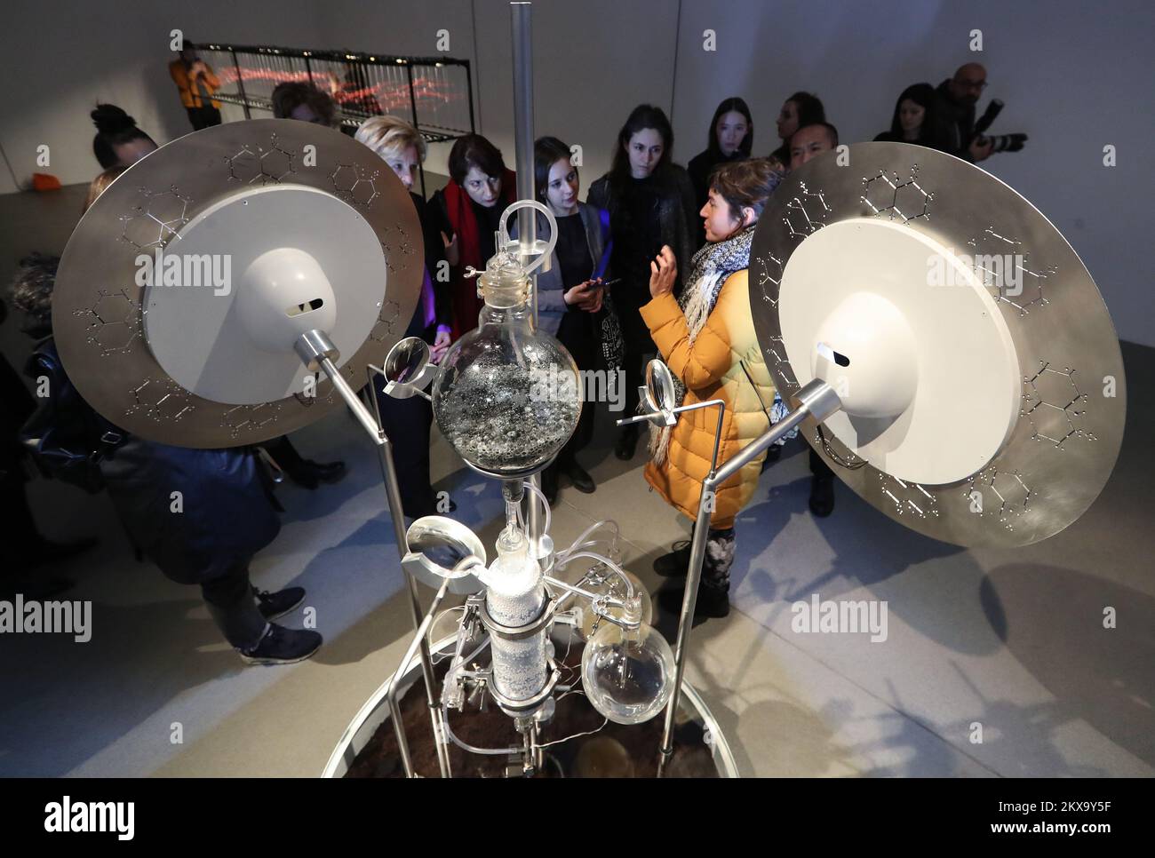 18.12.2018., Zagabria, Croazia - ovunque si trovino le macchine e le macchine non sono sole.” Questa potente dichiarazione del curatore ZHANG GA è il cuore della prossima sesta edizione del Device ART Festival e le sue grandi macchine per mostre centrali non sono le sole. La mostra è aperta al Museo d'Arte Contemporanea di Zagabria e rimane aperta fino al 3rd febbraio 2019. Con 21 opere esposte da 25 artisti internazionali, rappresenta un nel tentativo di tracciare le attività delle macchine contemporanee e la loro convivenza con gli esseri umani nella nostra società contemporanea Foto: Robert Anic/PIXSELL Foto Stock