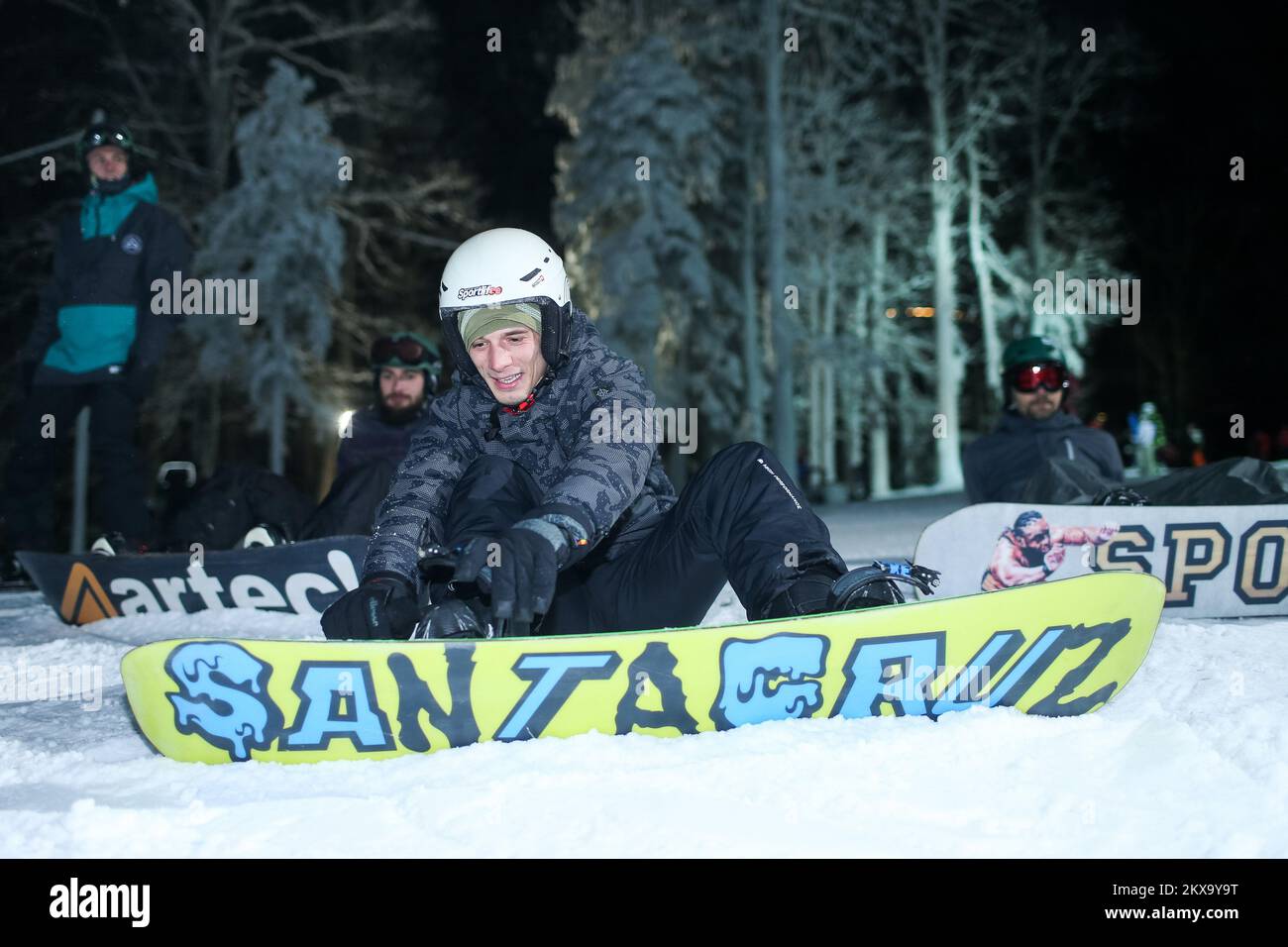 18.12.2018., Zagabria, Croazia - la tradizionale sessione di sci notturno libera stasera ha ufficialmente aperto la stagione sciistica 2018/19 sulle piste di Sljeme nella capitale croata Zagabria. La gente del posto e i turisti sono stati dotati di una sessione gratuita sulle piste il martedì sera dalla città di Zagabria in quella che è stata una tradizionale apertura alla nuova stagione. Da mercoledì 19 dicembre 2018, la pista Red RUN sarà aperta agli sciatori e rimarrà aperta tutti i giorni dalle 9 alle 4, mentre ogni martedì e giovedì dalle 7 alle 10 sarà aperta per lo sci notturno. Foto: Filip Kos/PIXSELL Foto Stock