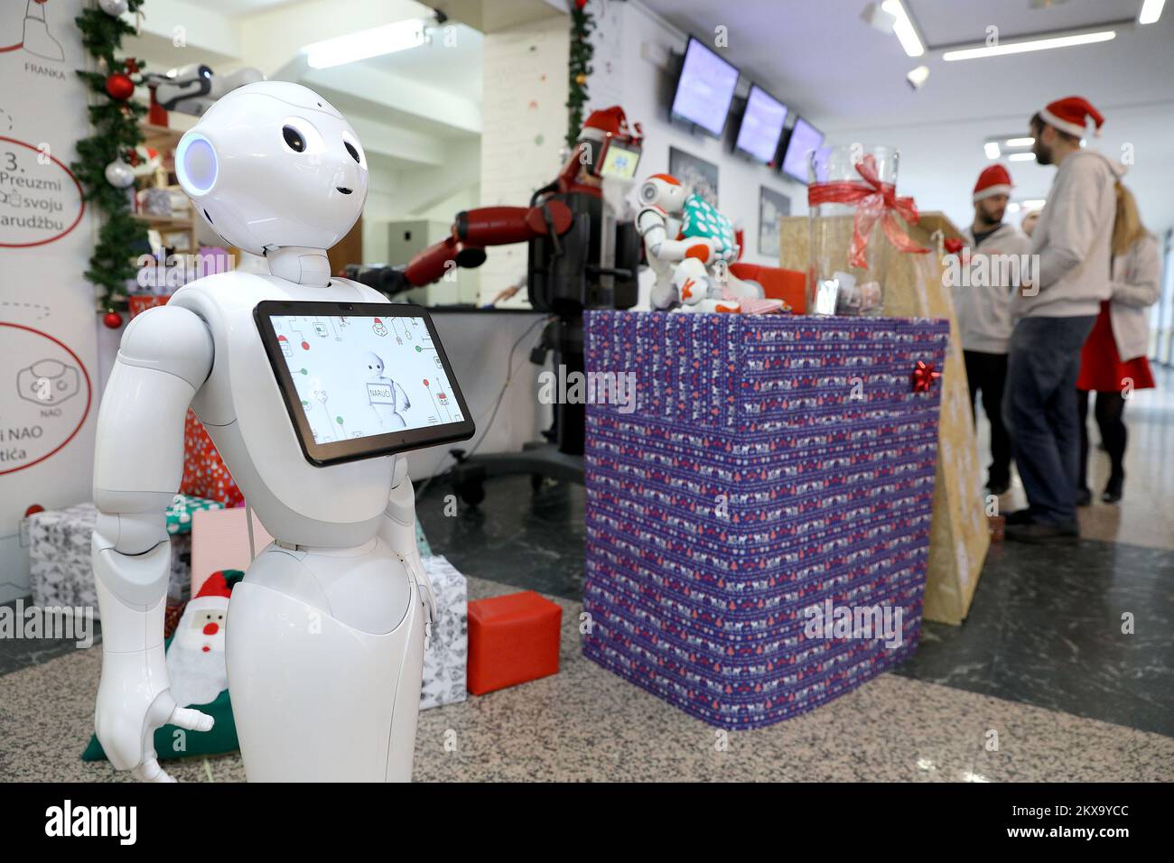 19.12.2018., Zagabria, Croazia - il laboratorio di robotica e sistemi di controllo intelligenti (LARICS) e il marchio robotics@fer.hr hanno organizzato un'azione umanitaria 'Robots at FER'. Donazioni sono state per l'Associazione di autismo Zagreb.Visitors goduto in vino bollito e torte al cioccolato servite da robot Foto: Patrik Macek/PIXSELL Foto Stock