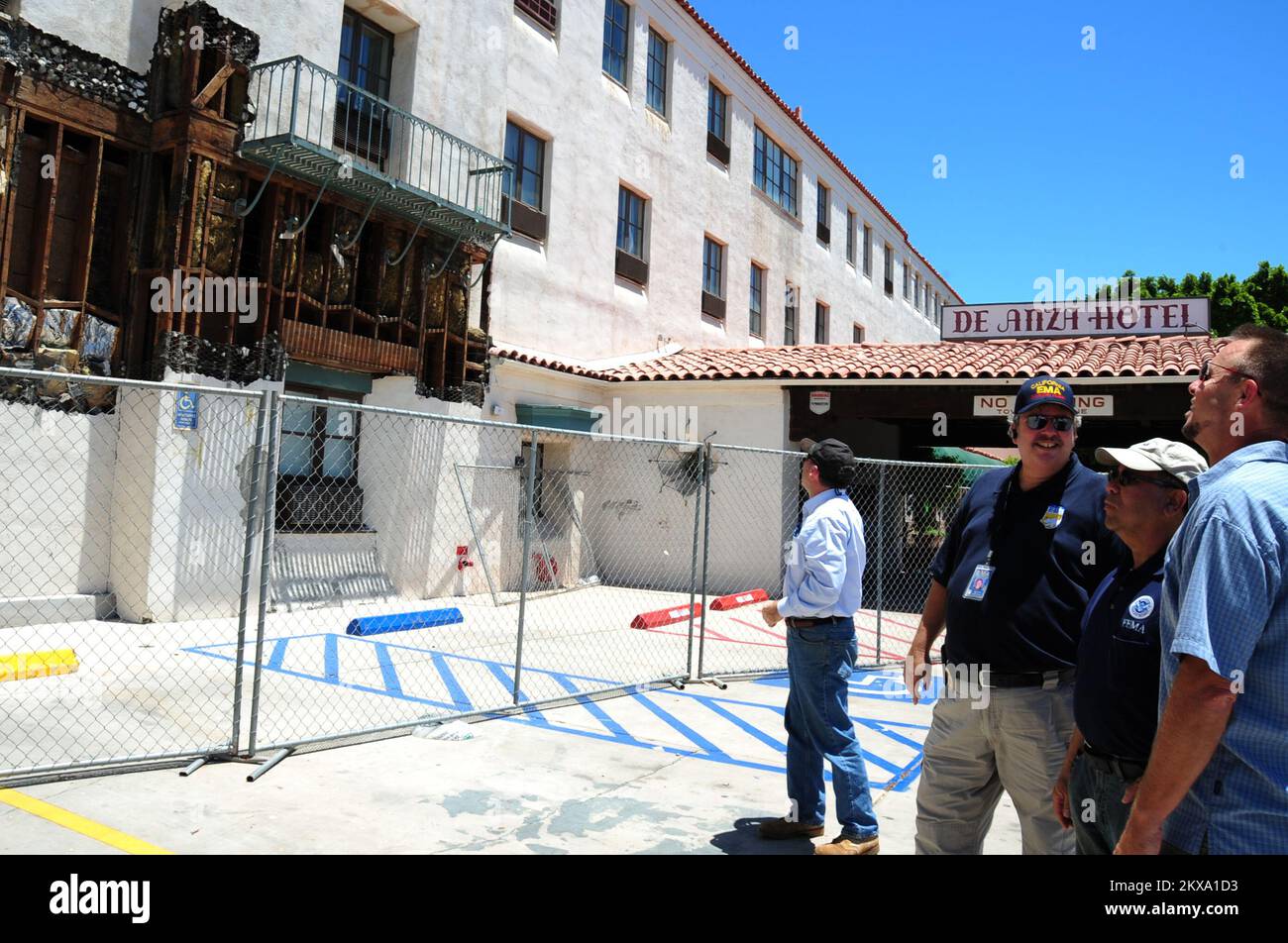 Terremoto - Calexico, Calif. , 14 giugno 2010 Bill Roche e James Calacal di FEMA tour le aree colpite del centro dopo un 7. il terremoto del 2 ha colpito il distretto commerciale. L'hotel De Anza è stato contrassegnato in rosso fino a quando non saranno effettuati ulteriori interventi di riparazione. Adam DuBrowa/FEMA. Terremoto in California. Fotografie relative a disastri e programmi, attività e funzionari di gestione delle emergenze Foto Stock