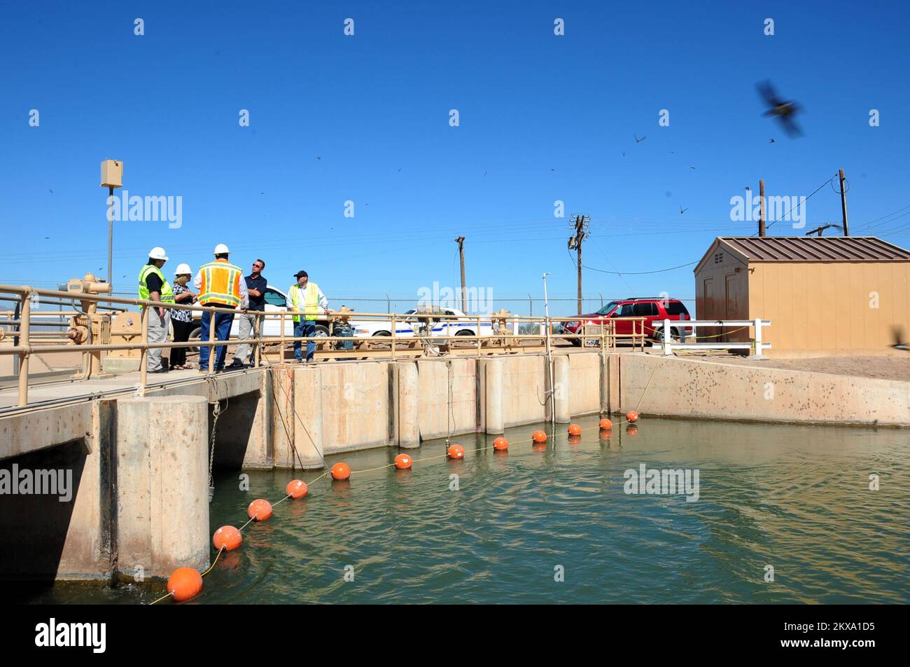 Terremoto - Calexico, Calif. , Il 15 giugno 2010 il canale americano è una meraviglia ingegneristica che sfrutta il fiume Colorado e disperde milioni di galloni d'acqua ai canali di irrigazione che alimentano la produzione agricola in tutta la contea imperiale. Dopo un 7. 2 terremoto ha colpito il canale, FEMA sta ispezionando le strutture per la ricerca di crepe e potenziali minacce per la comunità. Adam DuBrowa/FEMA. Terremoto in California. Fotografie relative a disastri e programmi, attività e funzionari di gestione delle emergenze Foto Stock