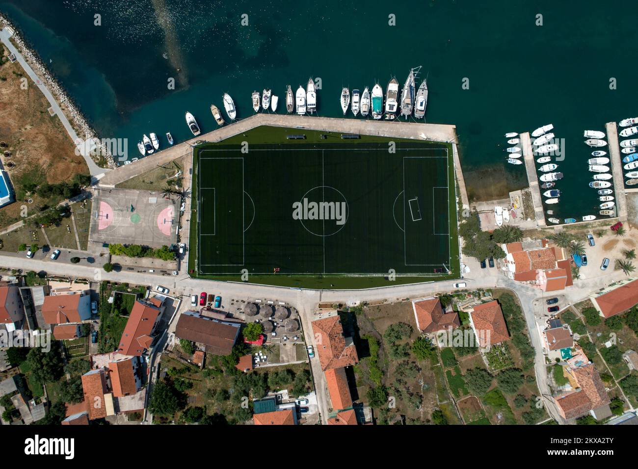 12.05.2018., Croazia, Ugljan, Sutomiscica - lo stadio di calcio recentemente rinnovato a Sutomiscica a Ugljan è stato proclamato uno dei campi da calcio più belli della Croazia. Foto: Dino Stanin/PIXSELL Foto Stock