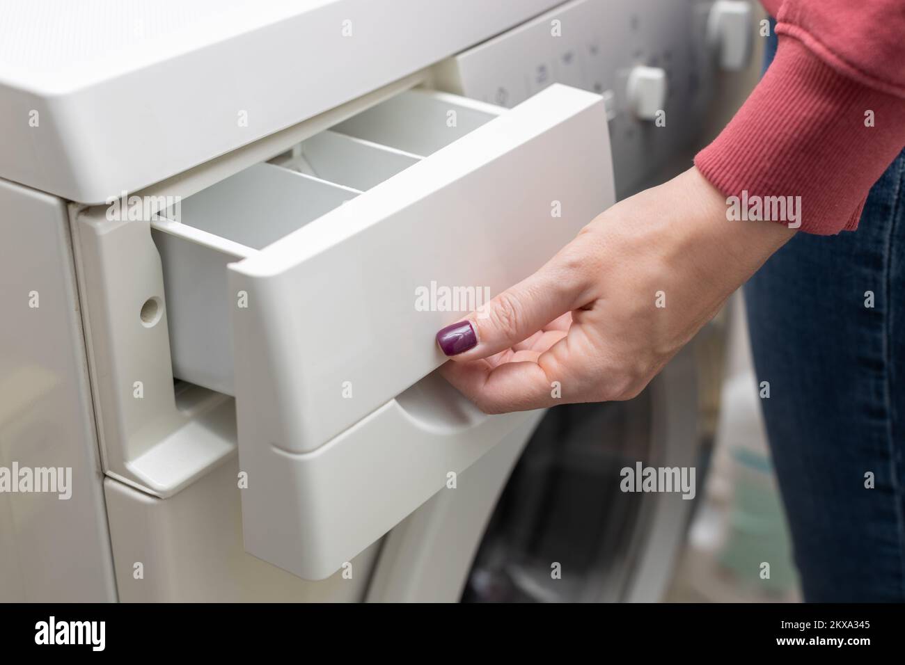 Dispenser per lavatrice. Vassoio per detersivo in polvere nella lavatrice.  Primo piano Foto stock - Alamy