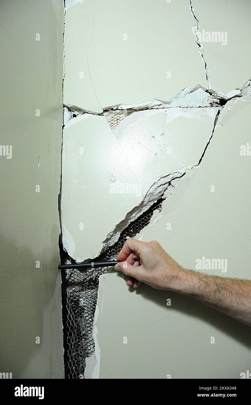 Terremoto - Calexico, Calif. , 18 giugno 2010 al porto di entrata degli Stati Uniti, un 7. Il terremoto di magnitudo del 2 ha colpito l’autorità portuale statunitense lasciando le pareti degli uffici incrinate e danneggiate. Il porto americano ha subito danni strutturali a causa del recente terremoto, ma rimane pienamente operativo. Adam DuBrowa/FEMA. Fotografie relative a disastri e programmi, attività e funzionari di gestione delle emergenze Foto Stock