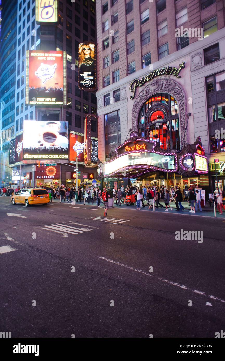 NEW YORK - 25 SETTEMBRE 2011: Zona intorno a Times Square di notte. Times Square è un importante incrocio commerciale e un quartiere a Midtown Manhat Foto Stock