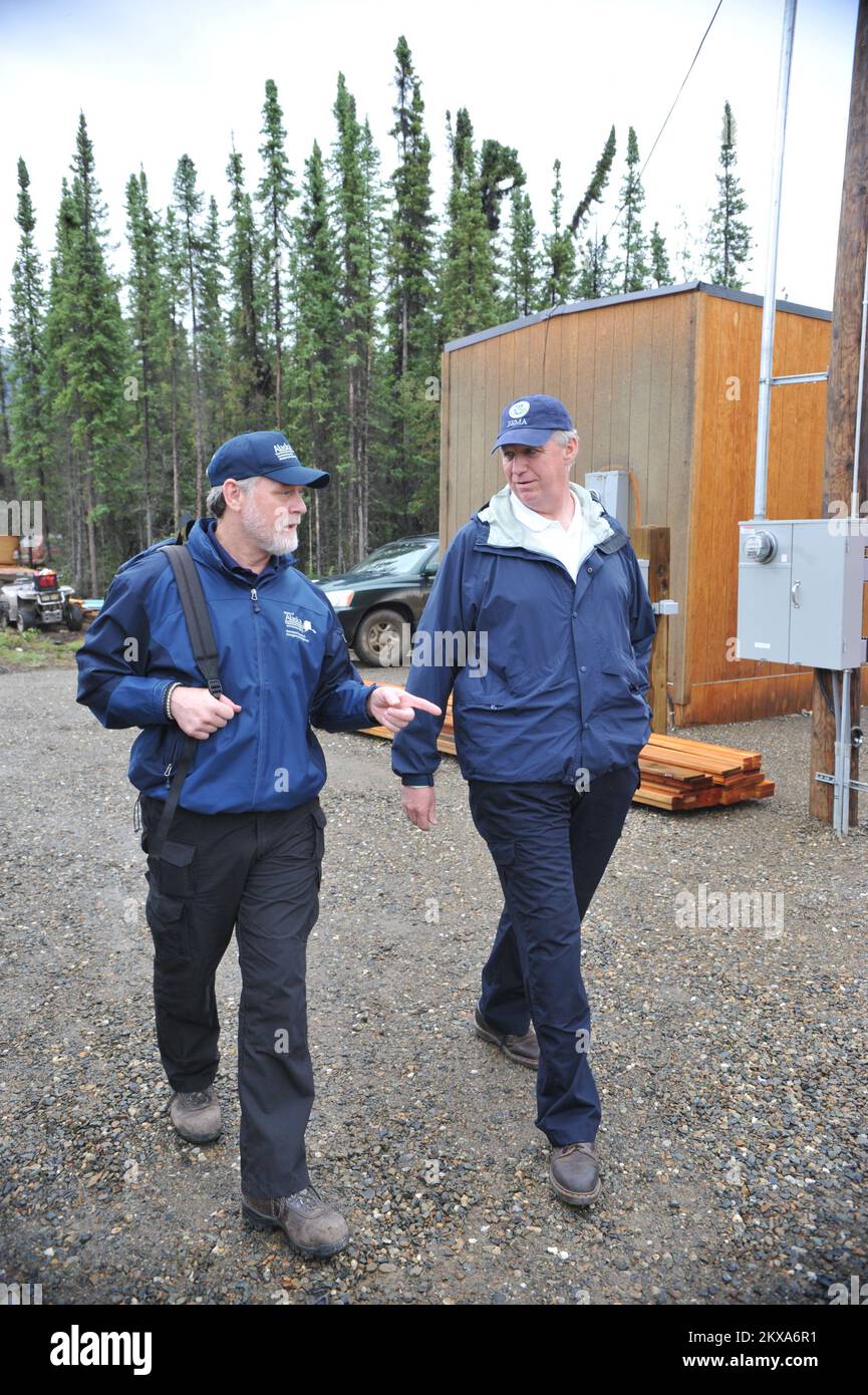 Inondazioni - Eagle, Alaska, 1 luglio 2010 il Vice Amministratore della FEMA Richard Serino ascolta come Alaska Division of Homeland Security and Emergency Management Director John Madden descrive gli sforzi di recupero in corso in Eagle, Alaska a seguito di devastanti ingorghi di ghiaccio e inondazioni nel maggio 2009. FEMA ha sostenuto la costruzione del Villaggio Ufficio di pubblica sicurezza visto in background. Un anno dopo, i funzionari della FEMA e dell'Alaska hanno fatto un giro di informazioni sui progressi degli sforzi di recupero. . Alaska alluvioni e marmellate di ghiaccio. Fotografie relative a disastri e programmi, attività e funzionari di gestione delle emergenze Foto Stock