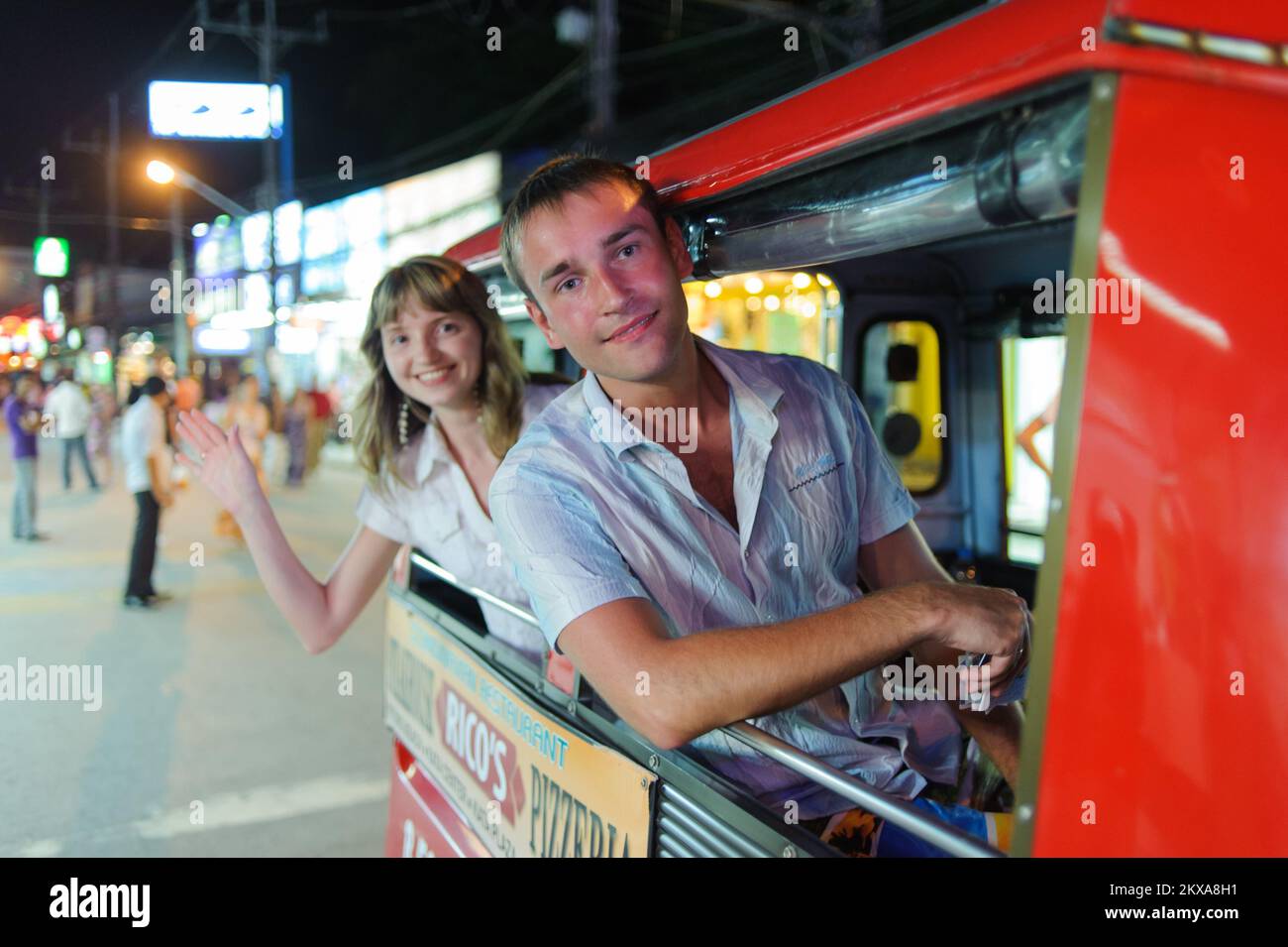PHUKET, THAILANDIA - 20 OTTOBRE 2011: Turisti in tuk-tuk. Phuket gode della reputazione di un luogo di divertimento con go-go bar, spettacoli di cabaret ladyboy, discoteche Foto Stock
