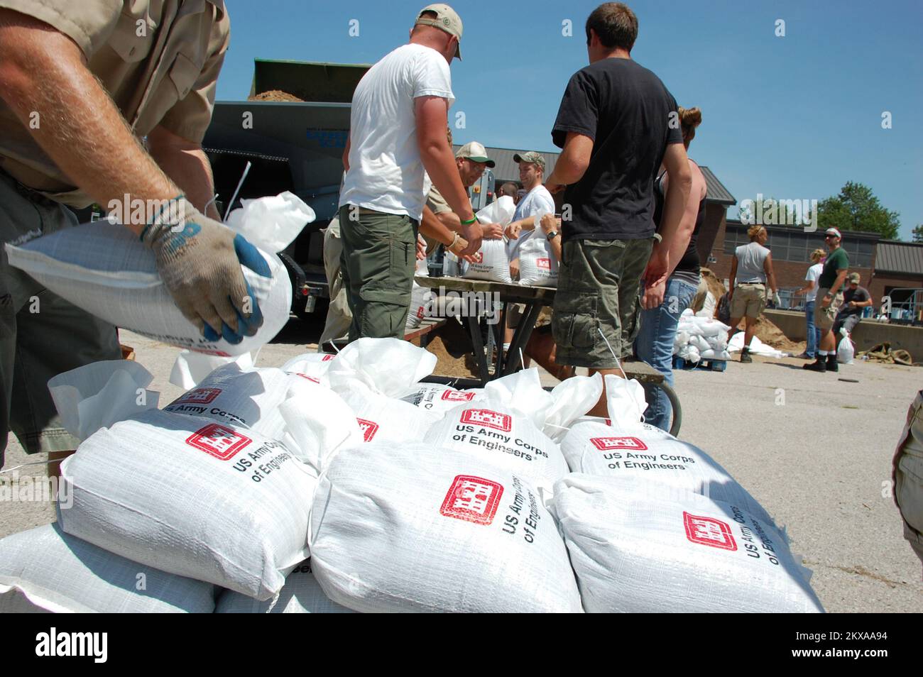 Allagamento - Centerville, Iowa, 22 luglio 2010 volontari Americorps assistere Iowa Dipartimento di risorse naturali dipendenti come riempire US Army Corps of Engineers forniti sacchi di sabbia al lago Rathbun Hatchery. Il vivaio si trova a 400 metri circa a sud della diga di Rathbun, nell'Iowa centro-meridionale. Il vivaio è minacciato dal recente flusso di pioggia dalla diga e dal vicino fiume Chariton. .. Fotografie relative a disastri e programmi, attività e funzionari di gestione delle emergenze Foto Stock