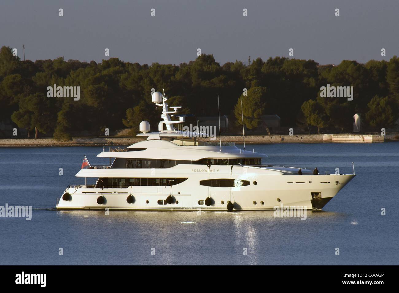 16.01.2019., Pula - alla fine della giornata in porto Yacht di lusso Follow Me V ha navigato in.The proprietario di uno yacht Follow me è Herbert Palfinger, un multimillionaire e uno dei tre maggiori produttori al mondo della gru 'Palfinger' della nave. Foto: Dusko Marusic/PIXSELL Foto Stock