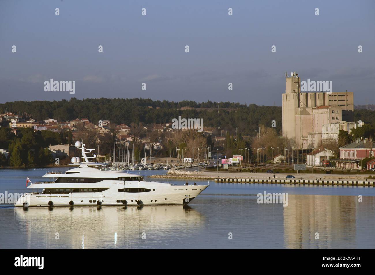 16.01.2019., Pula - alla fine della giornata in porto Yacht di lusso Follow Me V ha navigato in.The proprietario di uno yacht Follow me è Herbert Palfinger, un multimillionaire e uno dei tre maggiori produttori al mondo della gru 'Palfinger' della nave. Foto: Dusko Marusic/PIXSELL Foto Stock