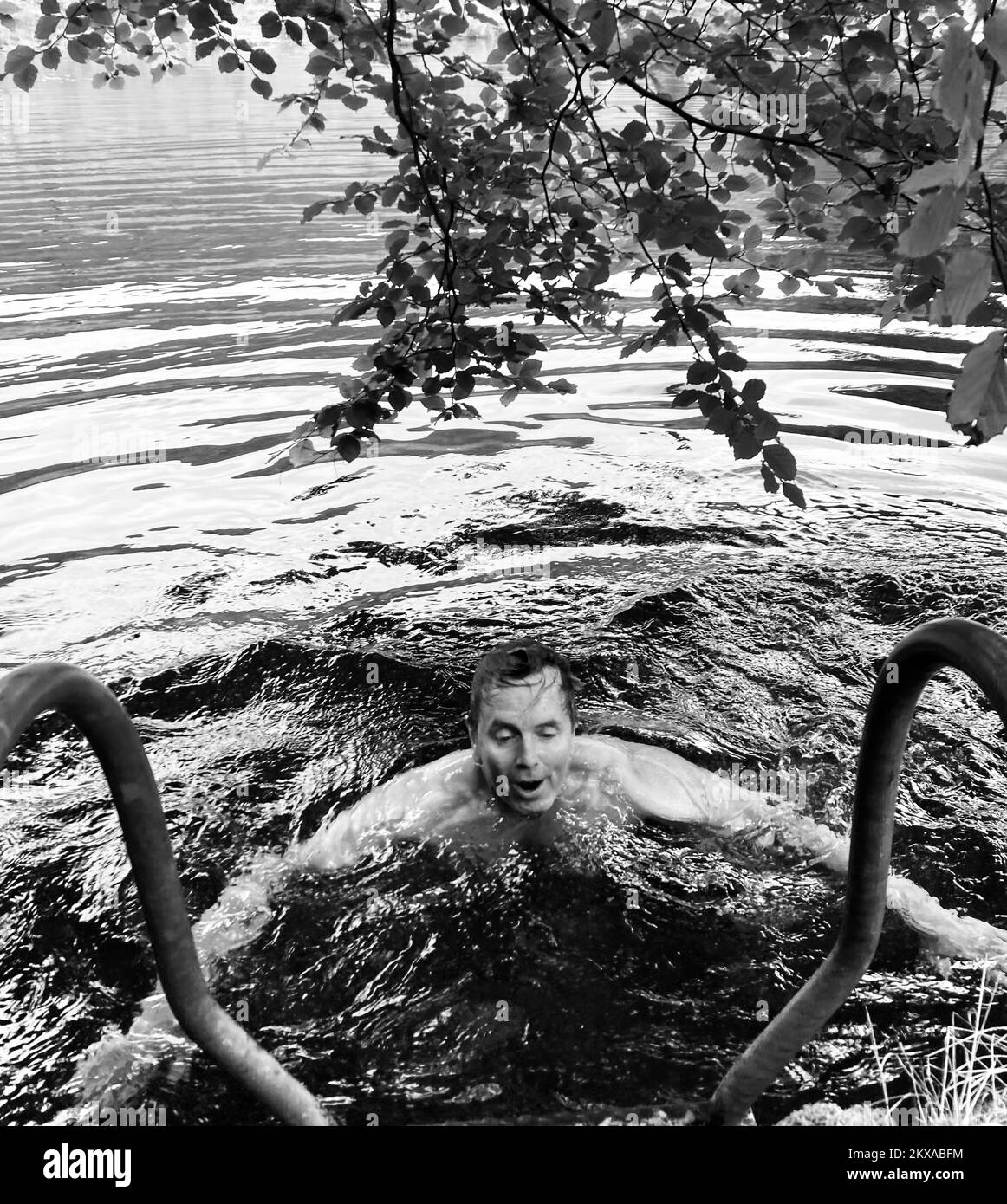 Uomo nuoto acqua fredda Foto Stock
