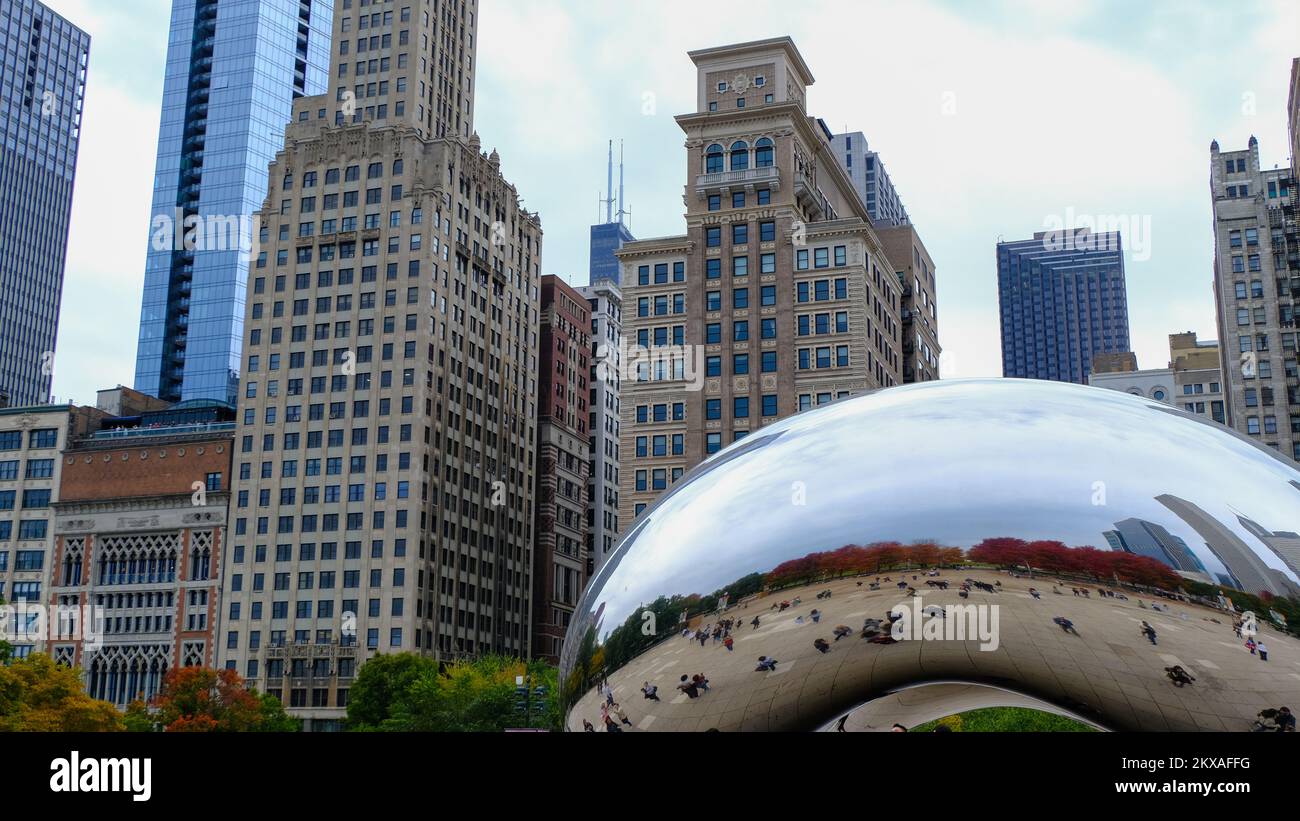 Cloud Gate, soprannominato "The Bean", è una scultura contemporanea nel Millennium Park nel centro di Chicago, Illinois, USA Foto Stock