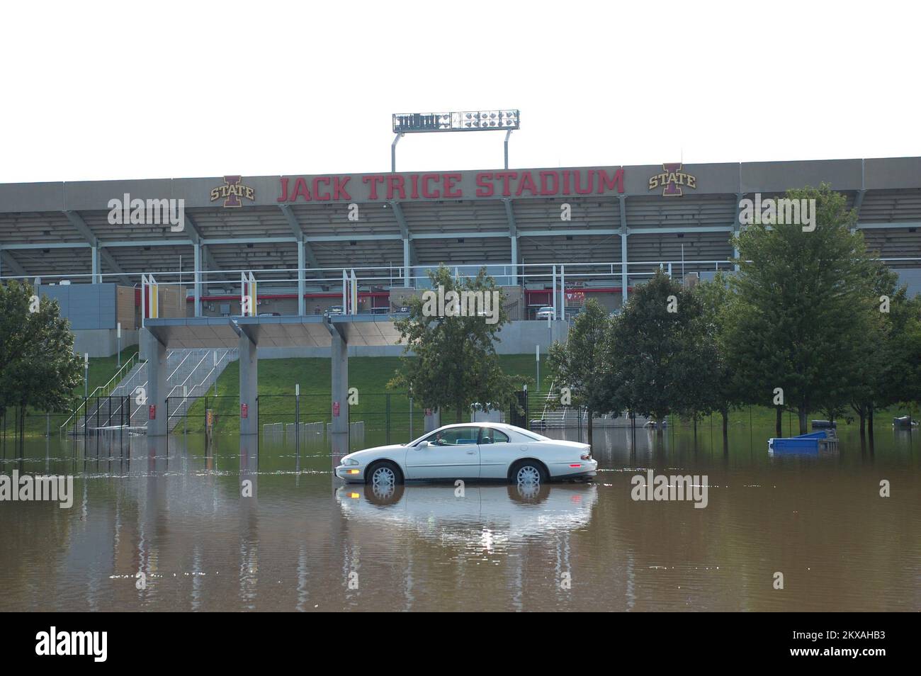Alluvione - Ames, Iowa, 11 agosto 2010 Una sola auto rimanente si trova in un'area di parcheggio fuori dal Jack Trice Stadium ad Ames, Iowa. Lo stadio stesso è stato risparmiato qualsiasi danno d'acqua. L'Iowa centrale è stata inondata da tempeste di ritorno a ritorno che hanno provocato un'inondazione record ad Ames. Jace Anderson/FEMA. Iowa tempeste gravi, inondazioni e tornado. Fotografie relative a disastri e programmi, attività e funzionari di gestione delle emergenze Foto Stock